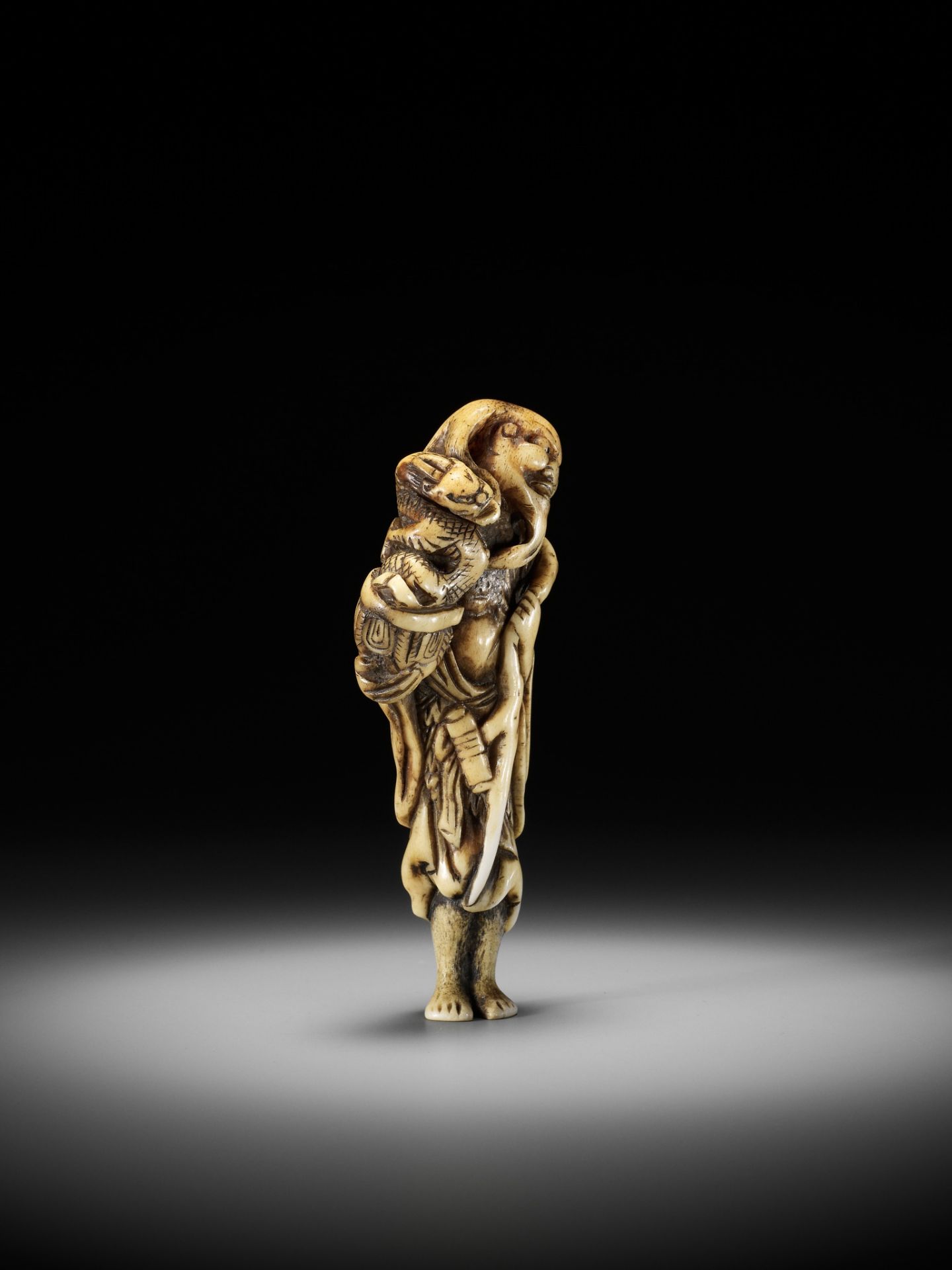 A POWERFUL TALL STAG ANTLER NETSUKE OF CHINNAN SENNIN, ATTRIBUTED TO TOMOHISA - Bild 8 aus 9