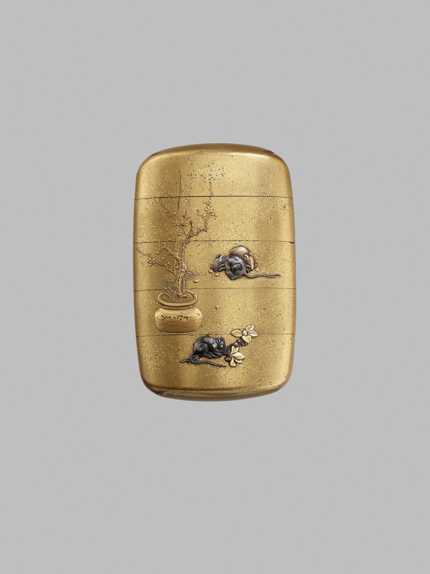 A FINE METAL-INLAID GOLD LACQUER FOUR-CASE INRO DEPICTING RATS AND HORSES - Bild 3 aus 4