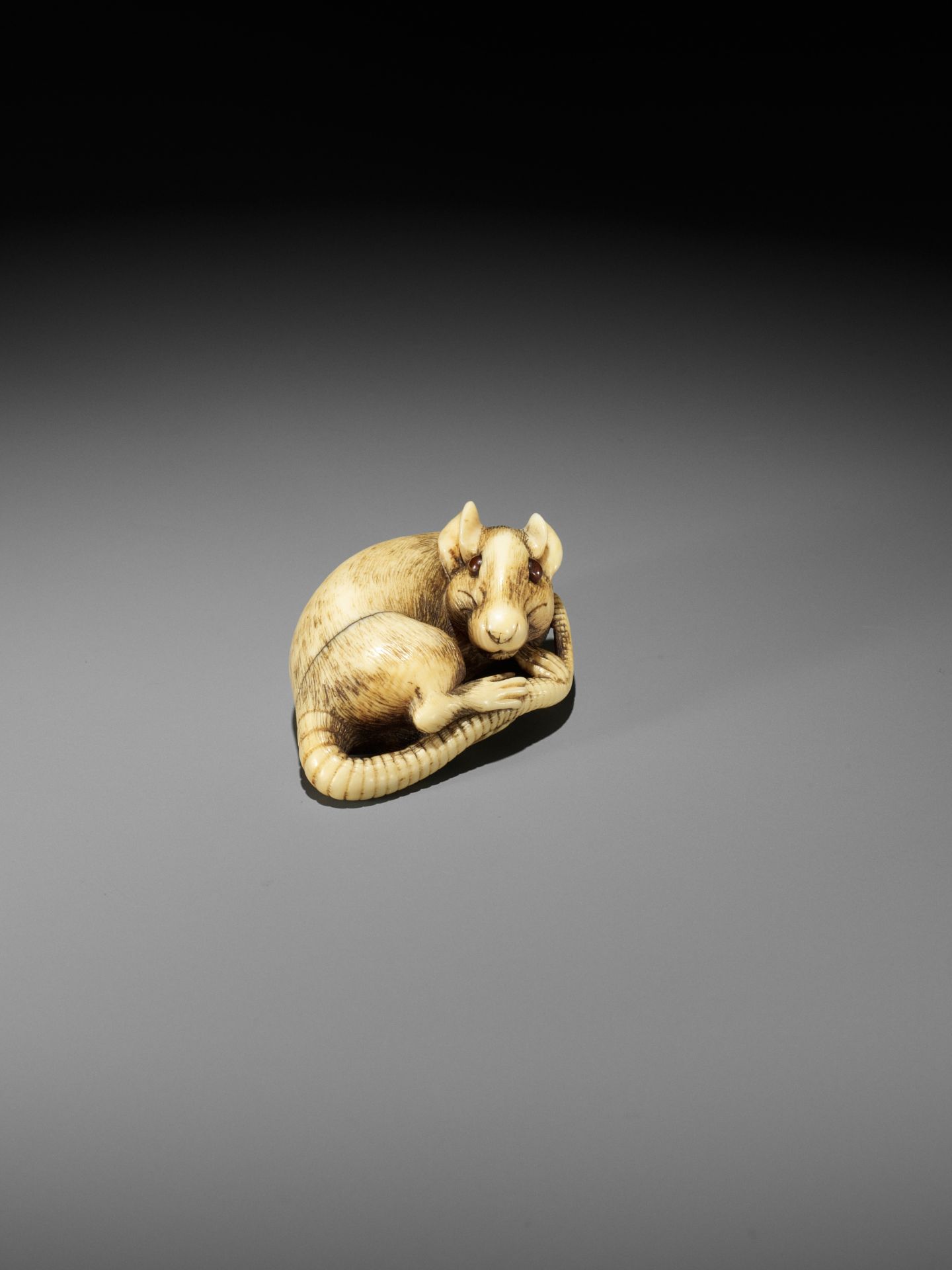 A FINE KYOTO SCHOOL IVORY NETSUKE OF A RAT - Bild 10 aus 11