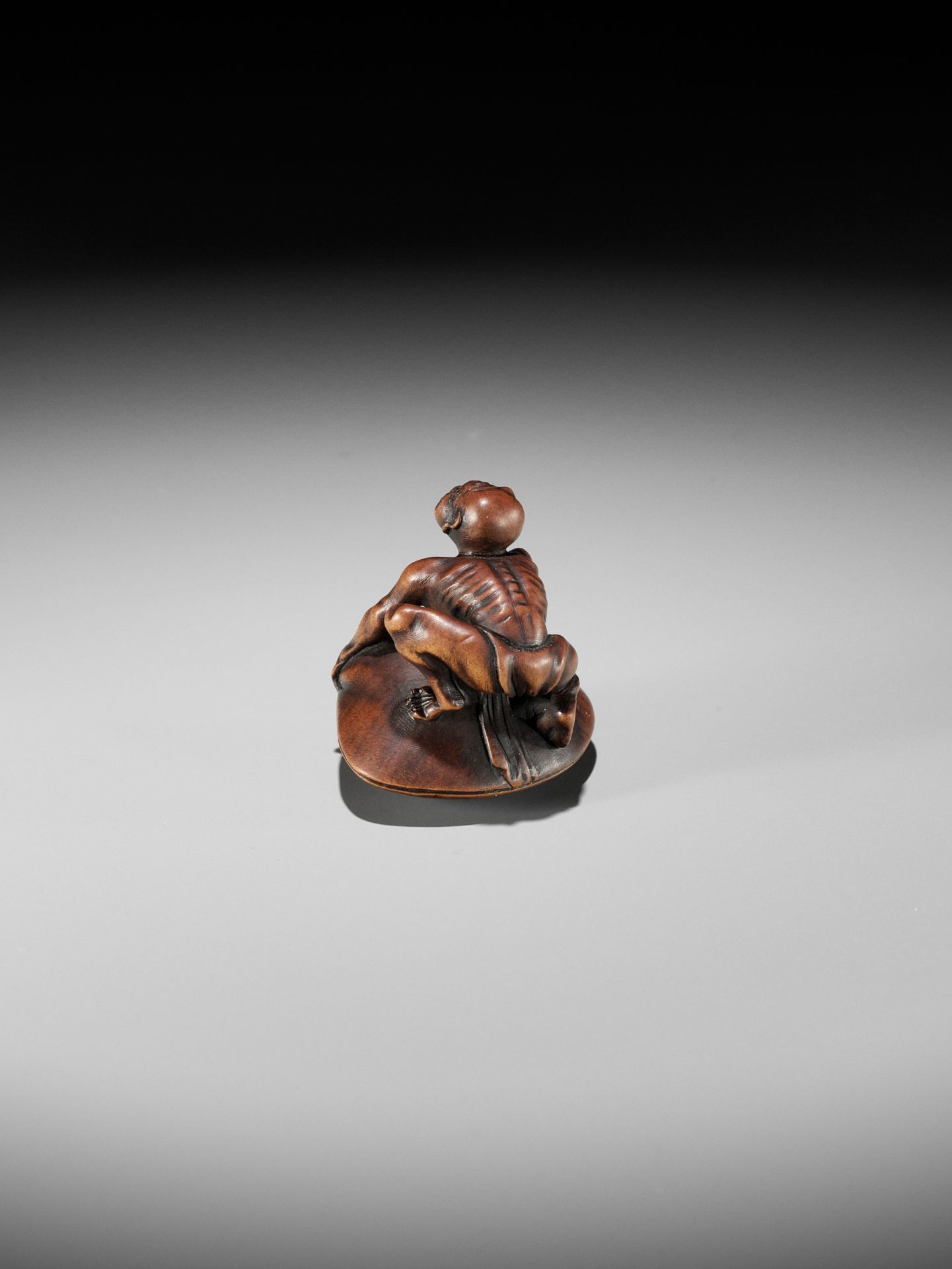 GYOKUZAN: A MASTERFUL MINIATURE WOOD NETSUKE OF A BLINDMAN BEING TRAPPED BY A CLAM - Image 3 of 12