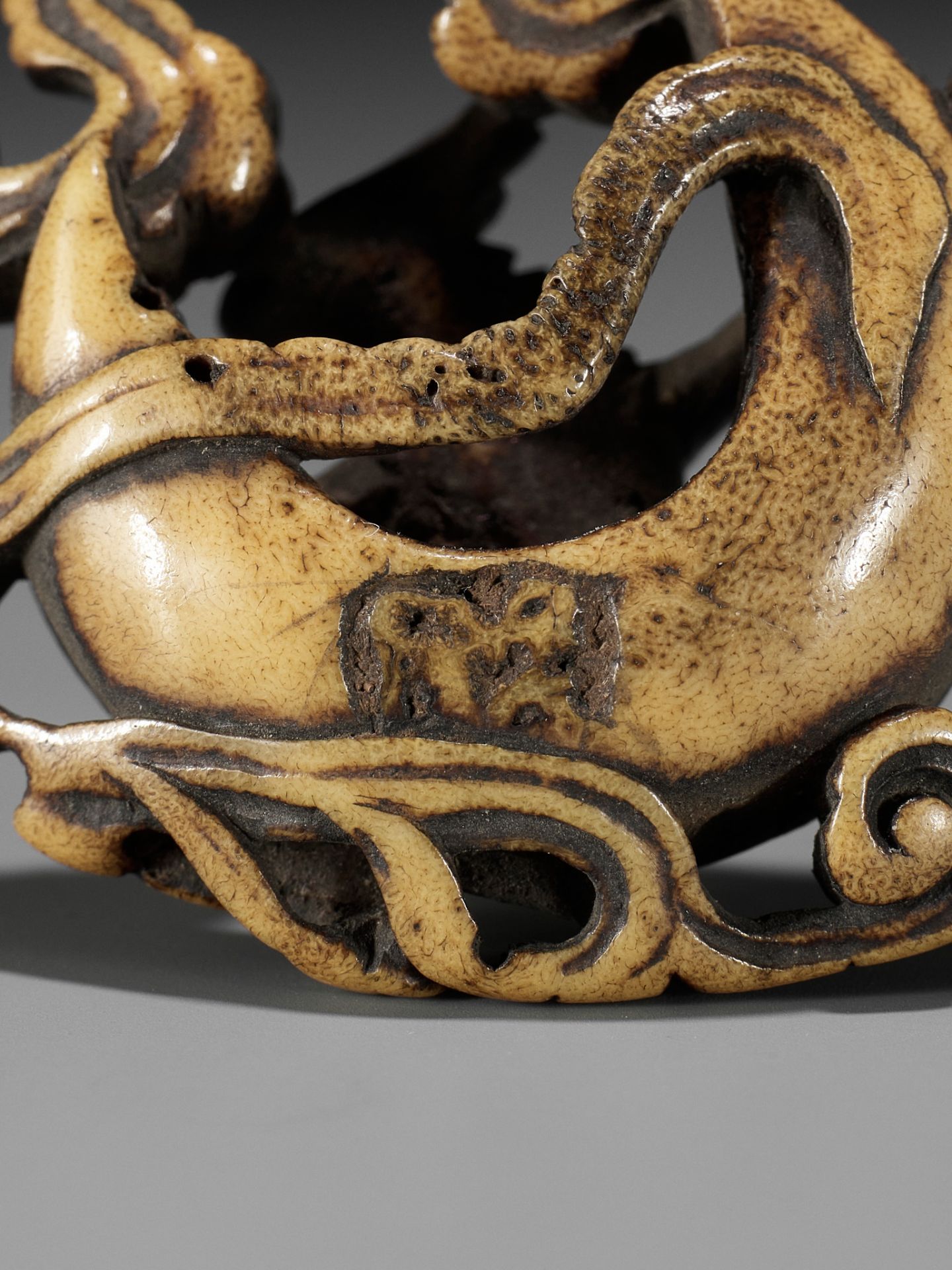 A FINE STAG ANTLER RYUSA MANJU NETSUKE OF A CUCKOO AND MOON, ATTRIBUTED TO RENSAI - Image 11 of 12