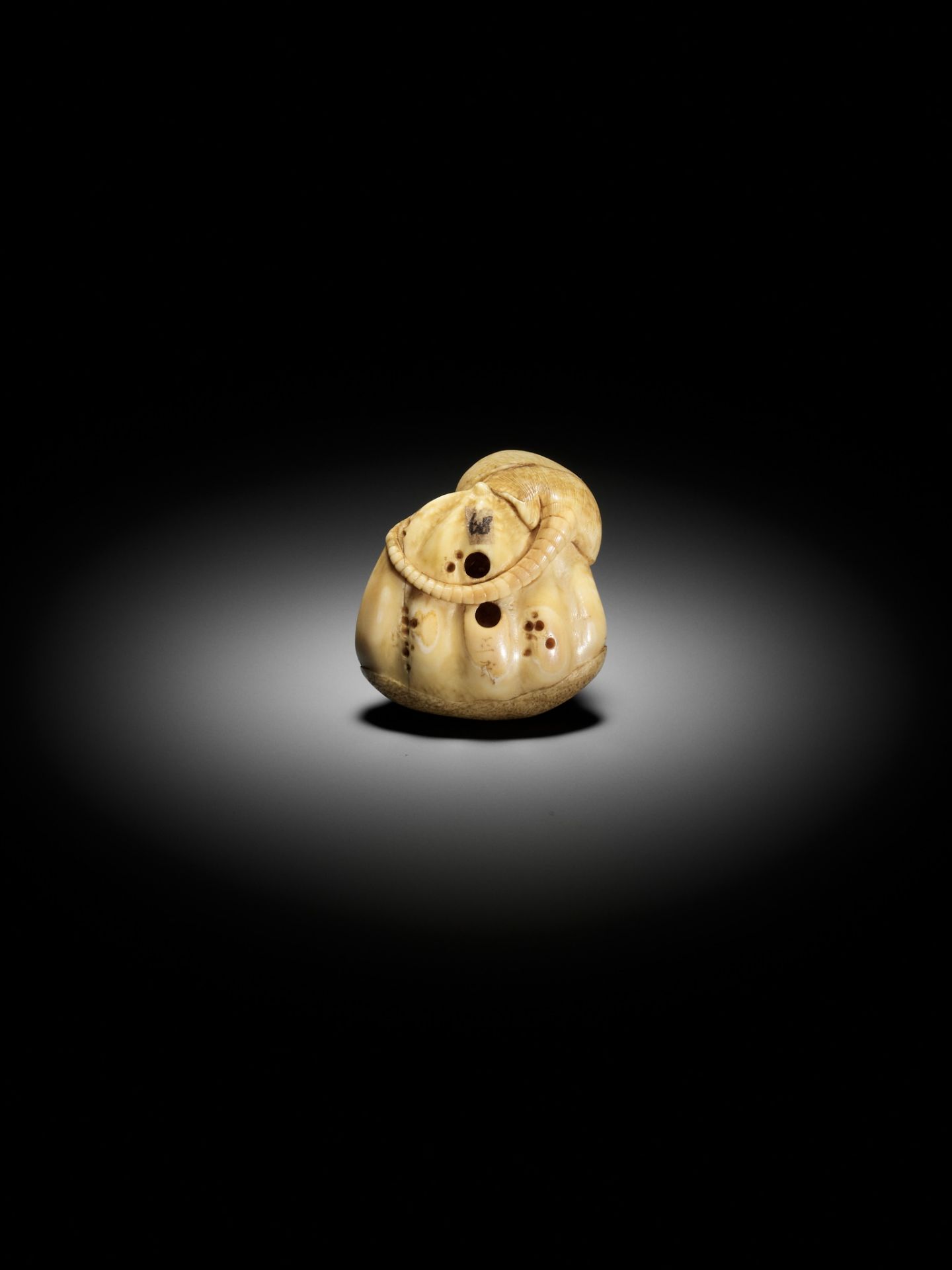 MASATAMI: A VERY FINE IVORY NETSUKE OF A RAT ON CHESTNUT - Image 3 of 12