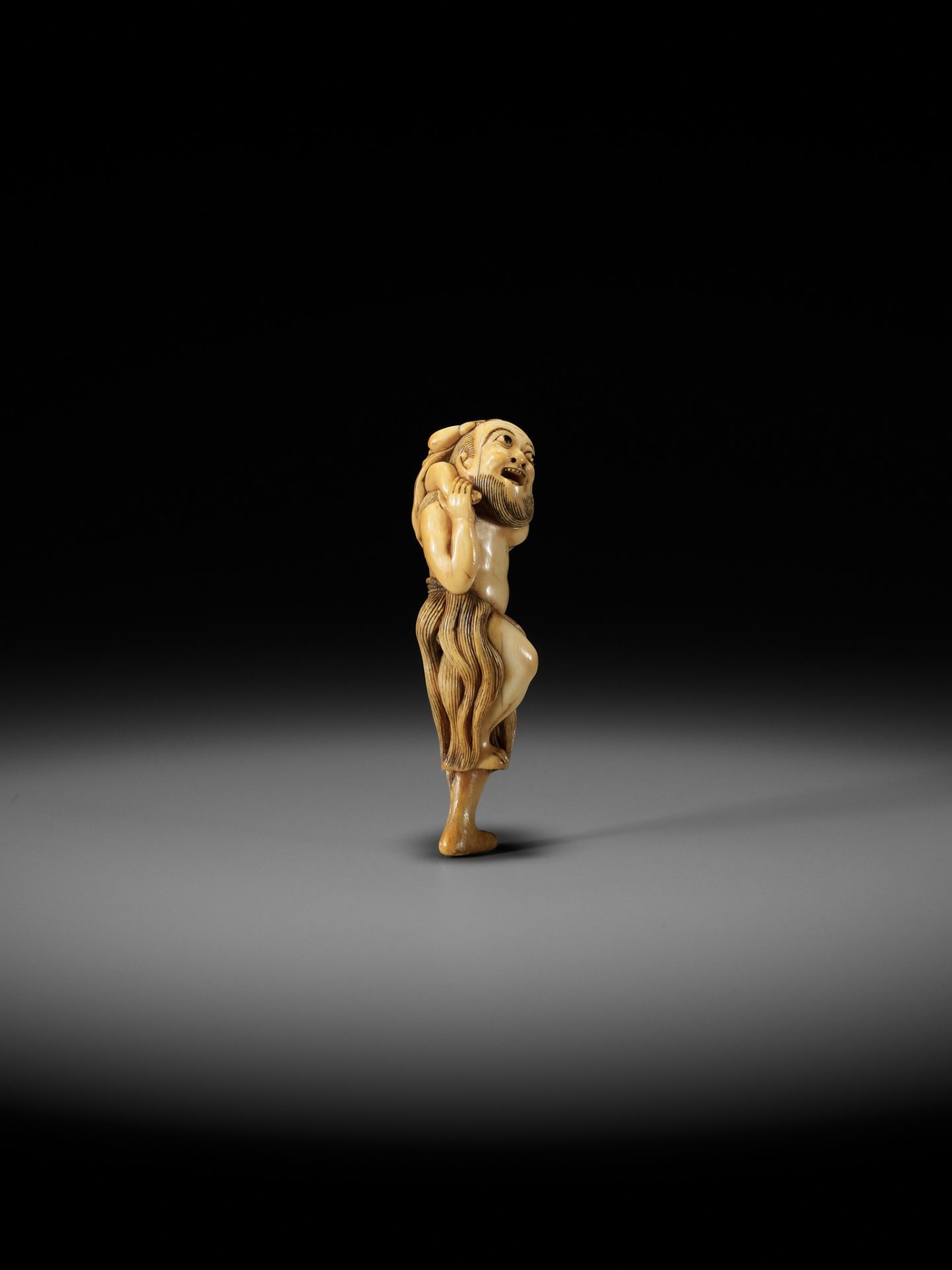 A SUPERB IVORY NETSUKE OF A FISHERMAN CARRYING A BOY, ATTRIBUTED TO GECHU - Image 10 of 12