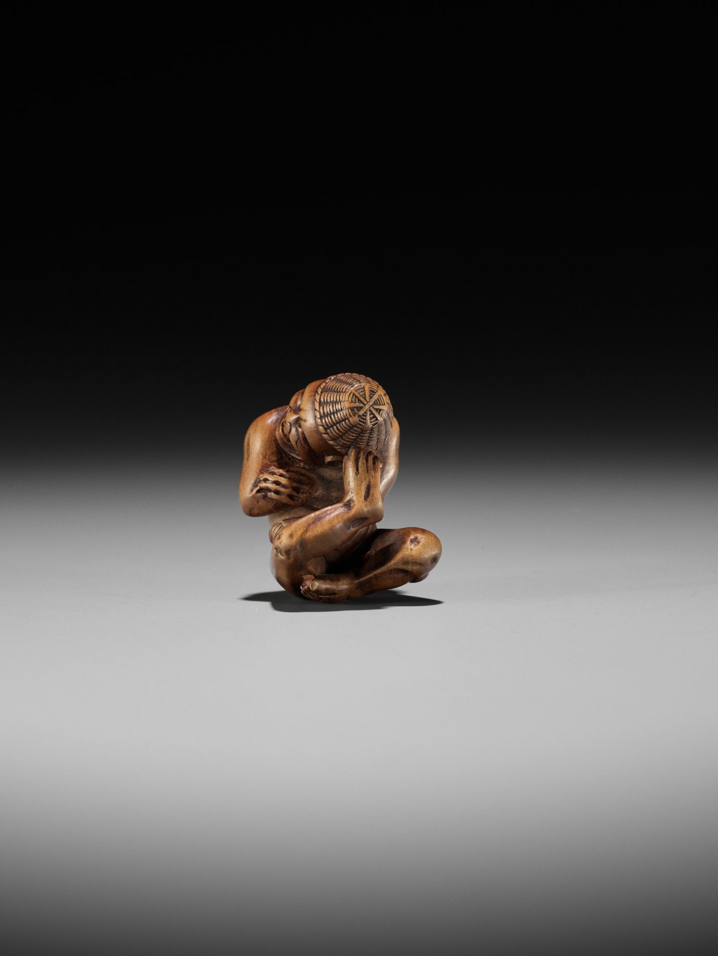 AN AMUSING EDO SCHOOL WOOD NETSUKE OF A MOXA CONTORTIONIST - Image 13 of 15