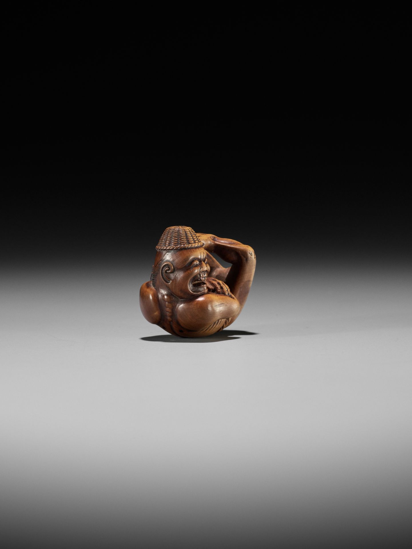 AN AMUSING EDO SCHOOL WOOD NETSUKE OF A MOXA CONTORTIONIST - Image 9 of 15