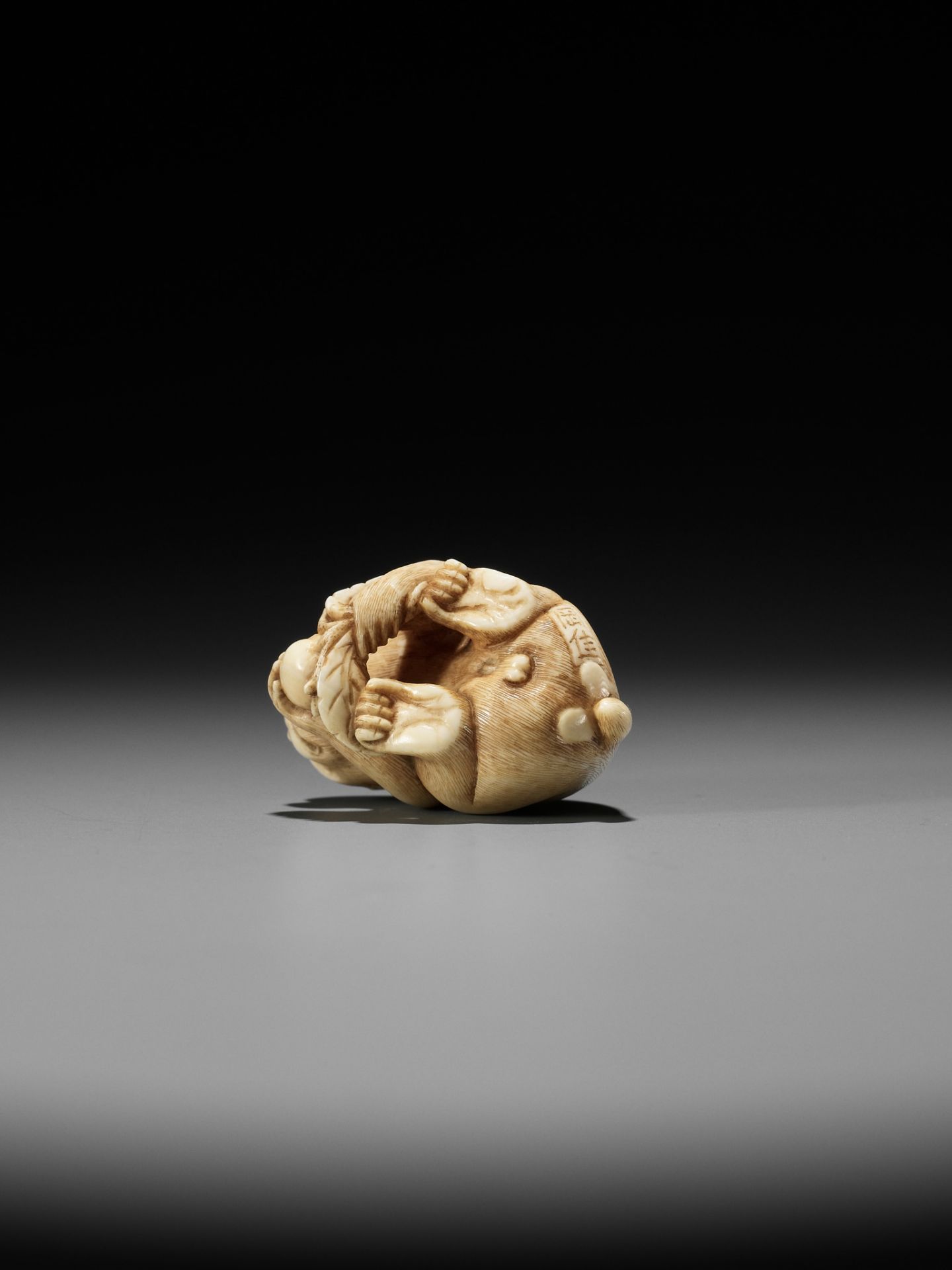 OKATORI: A FINE IVORY NETSUKE OF A MONKEY WITH A PEACH - Bild 11 aus 15