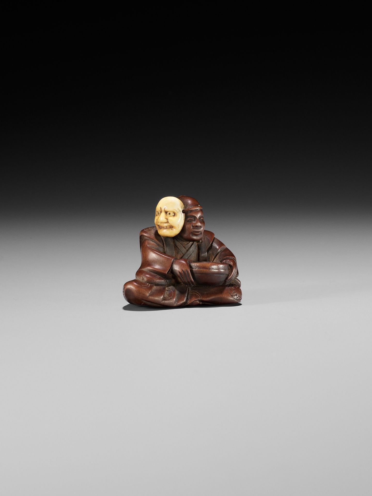 RYUSEI: A FINE WOOD NETSUKE OF AN ACTOR WITH A BUAKU MASK - Bild 5 aus 11