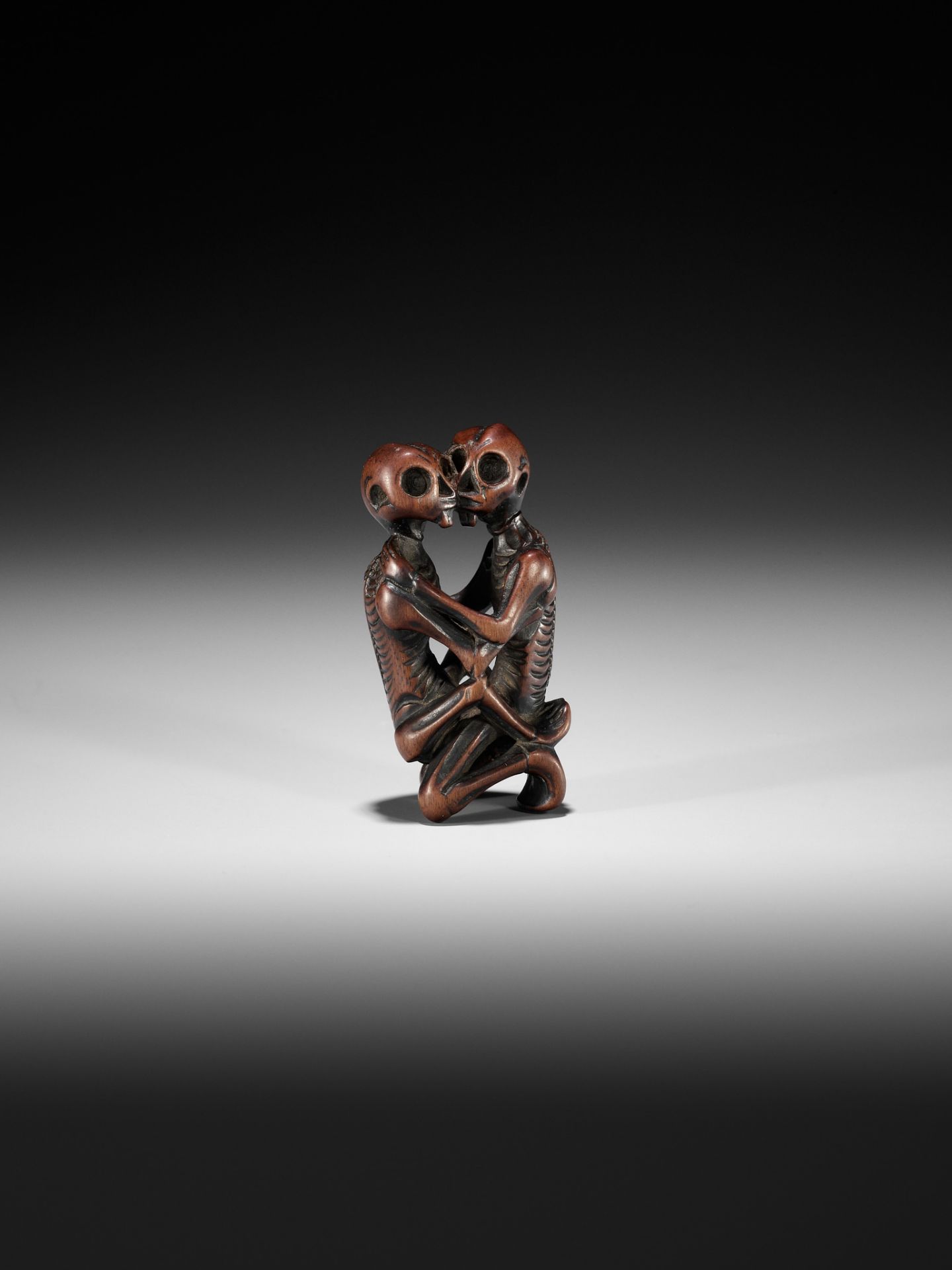 GYOKUSEN: A SUPERB WOOD NETSUKE OF TWO AMOROUS SKELETONS - Bild 10 aus 14