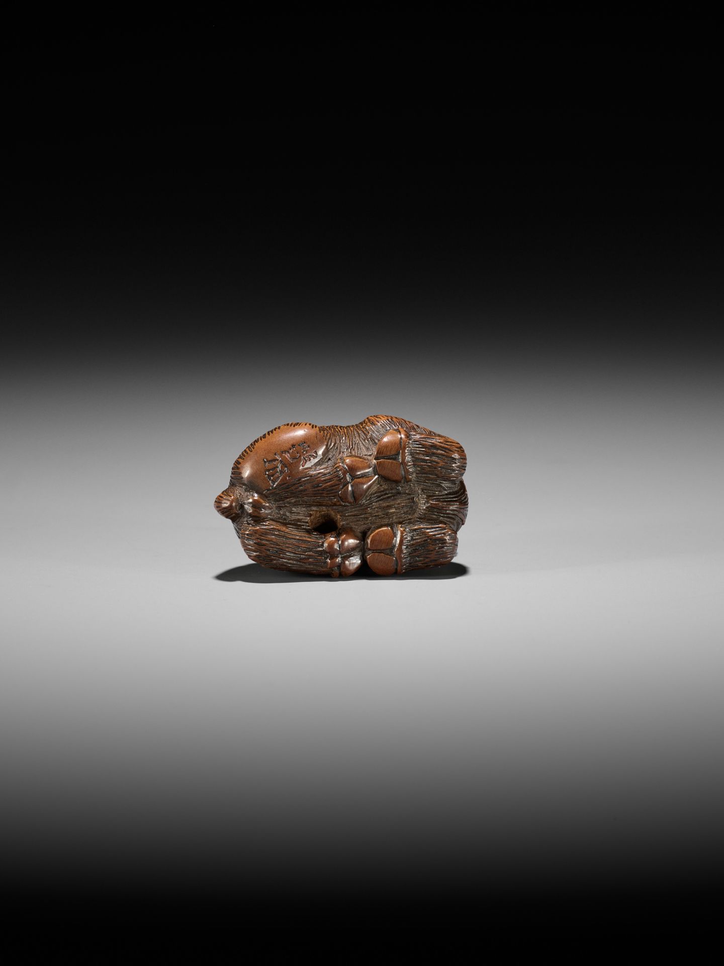 MINKO: A WOOD NETSUKE OF A RECUMBENT GOAT - Bild 2 aus 10