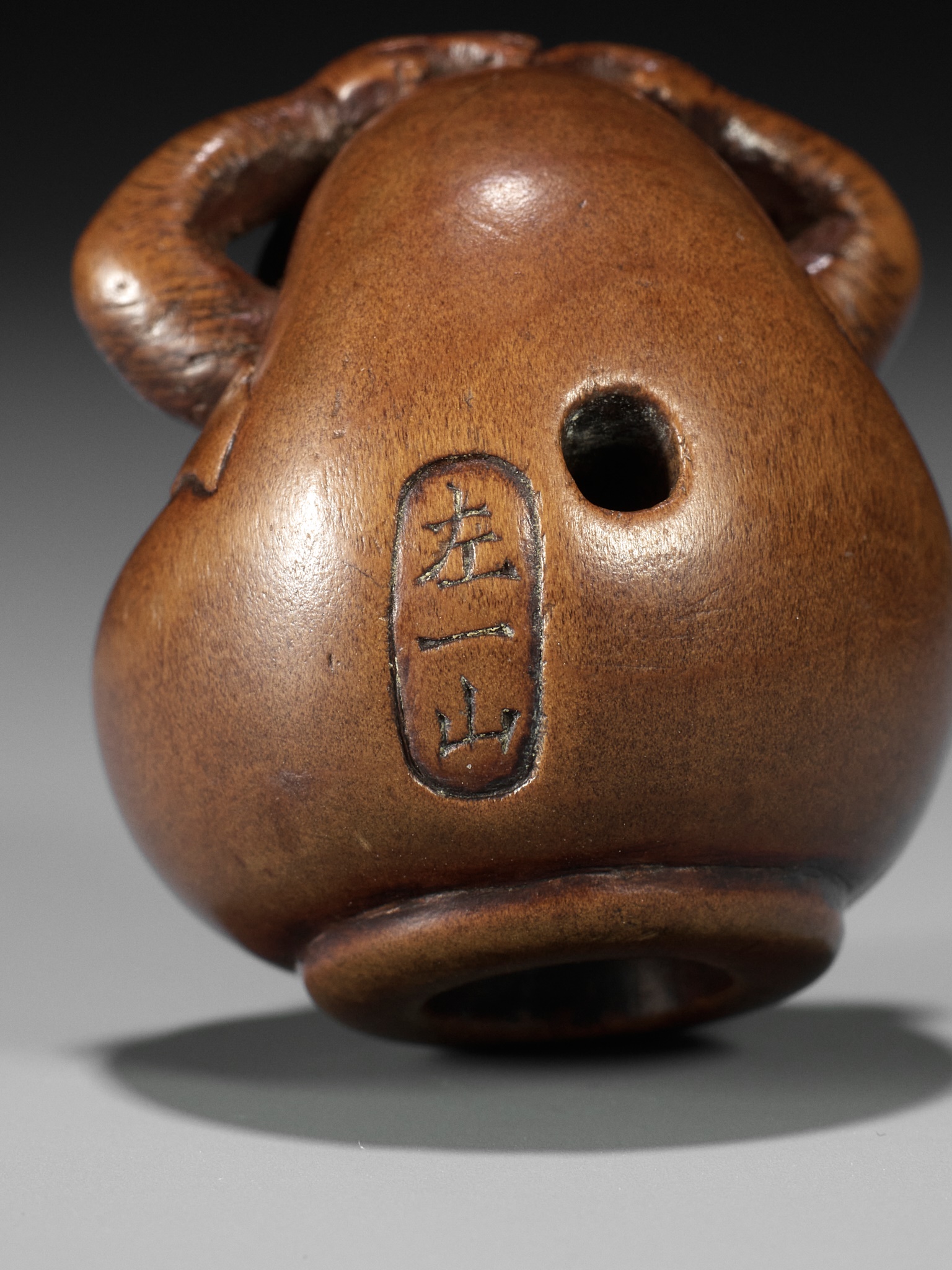 HIDARI ISSAN: A CHARMING WOOD NETSUKE OF A DARUMA DOLL - Image 10 of 10