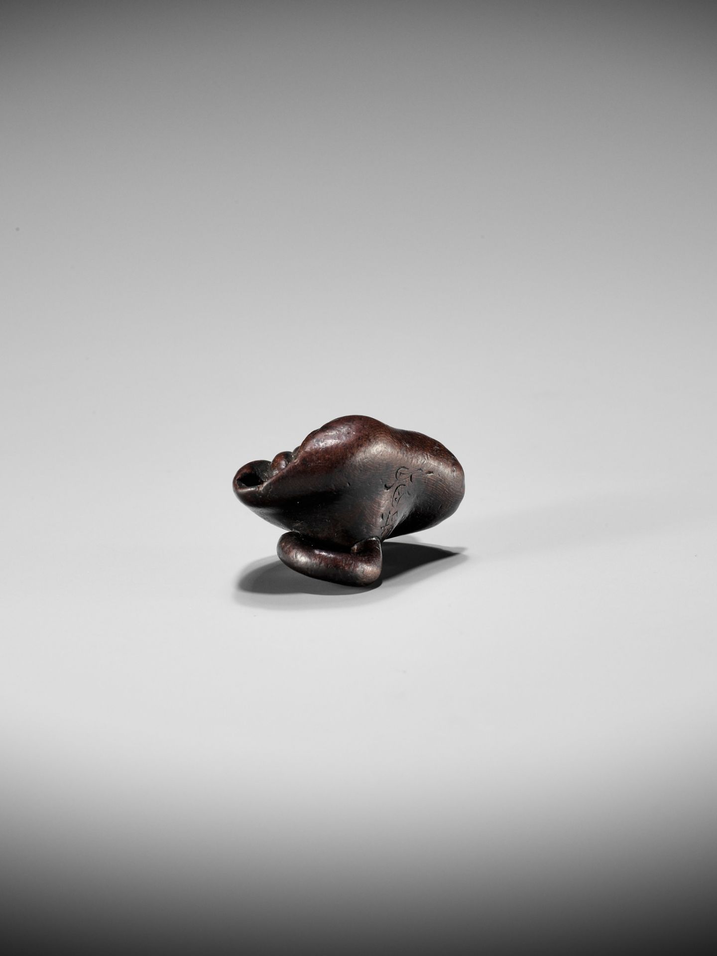 SHUGETSU: A WOOD NETSUKE OF A FROG ON A LOTUS LEAF - Bild 4 aus 9