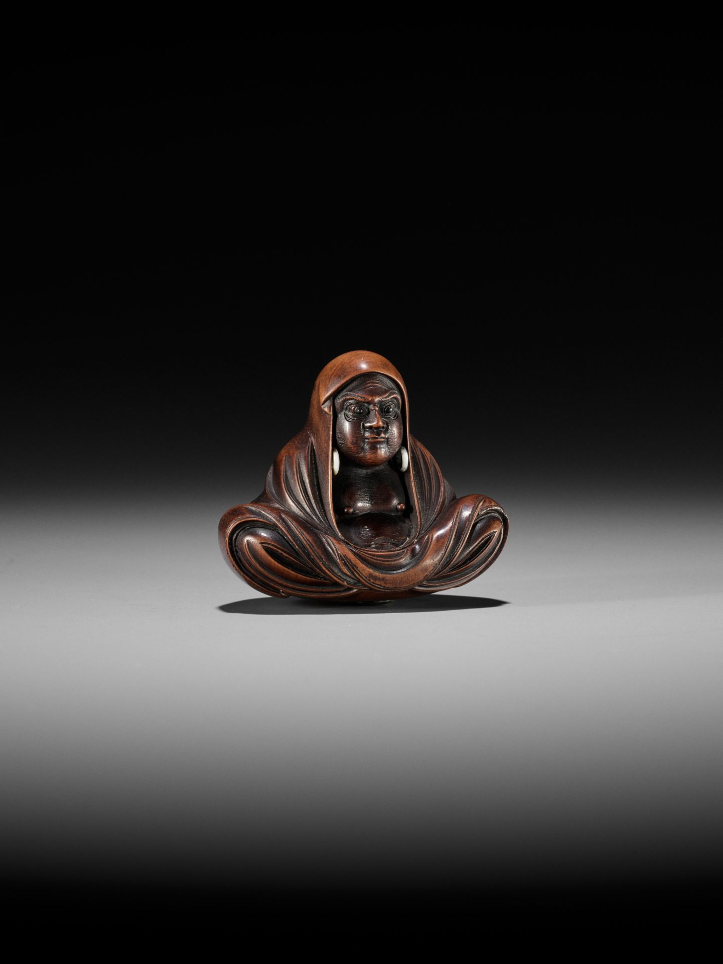 SHUGETSU SHIZAN: A LARGE WOOD NETSUKE OF DARUMA - Image 7 of 9