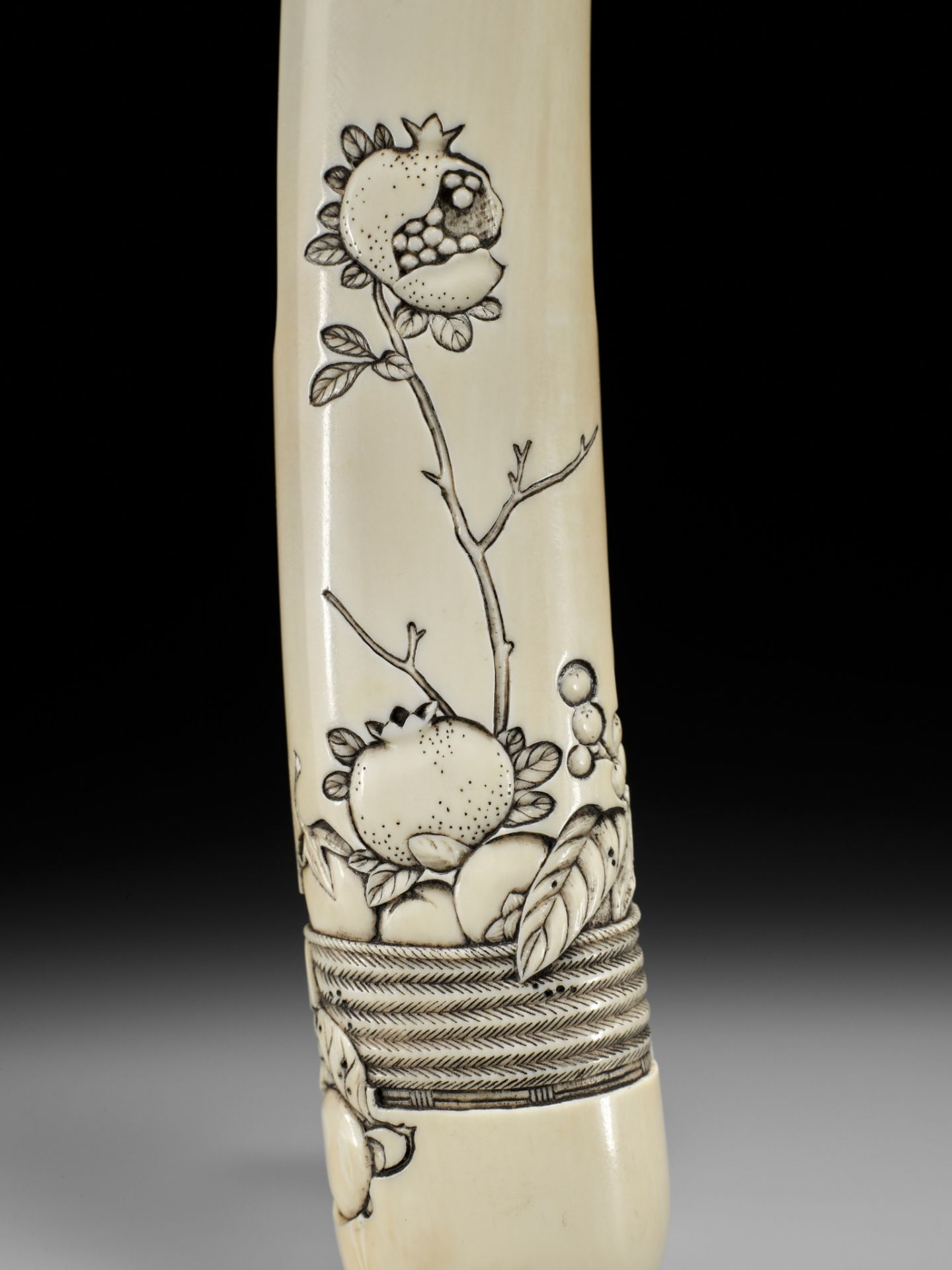 RENSAI: A RARE MARINE IVORY KISERUZUTSU WITH A BASKET OF FRUIT - Bild 2 aus 11