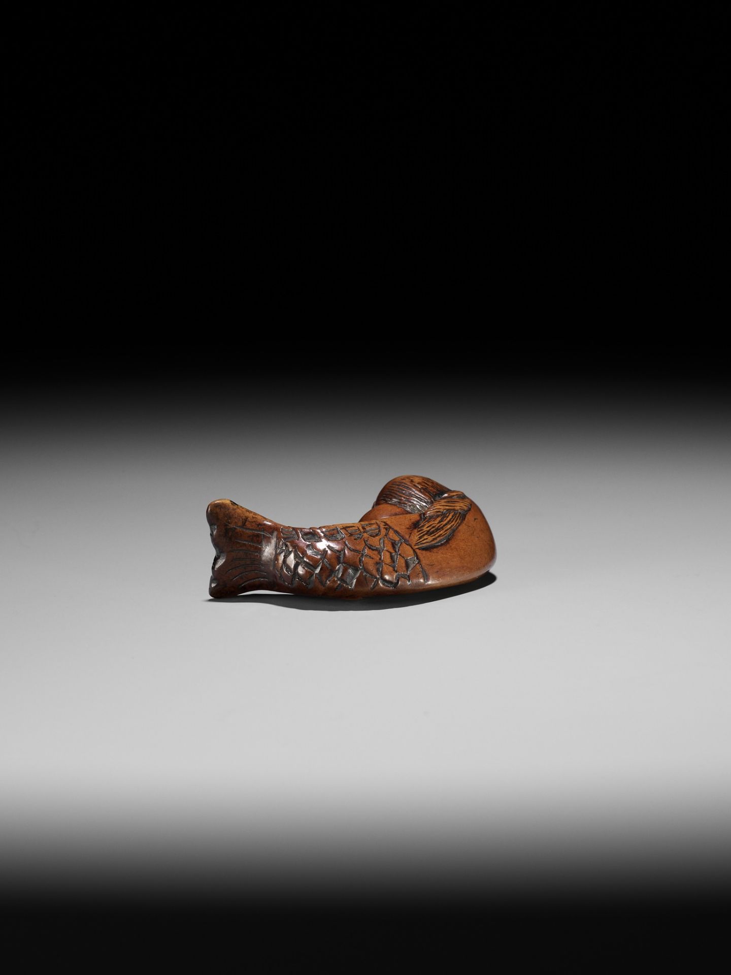 AN EARLY WOOD NETSUKE OF MERMAID (NINGYO) BLACKENING HER TEETH (OHAGURO) - Image 6 of 9