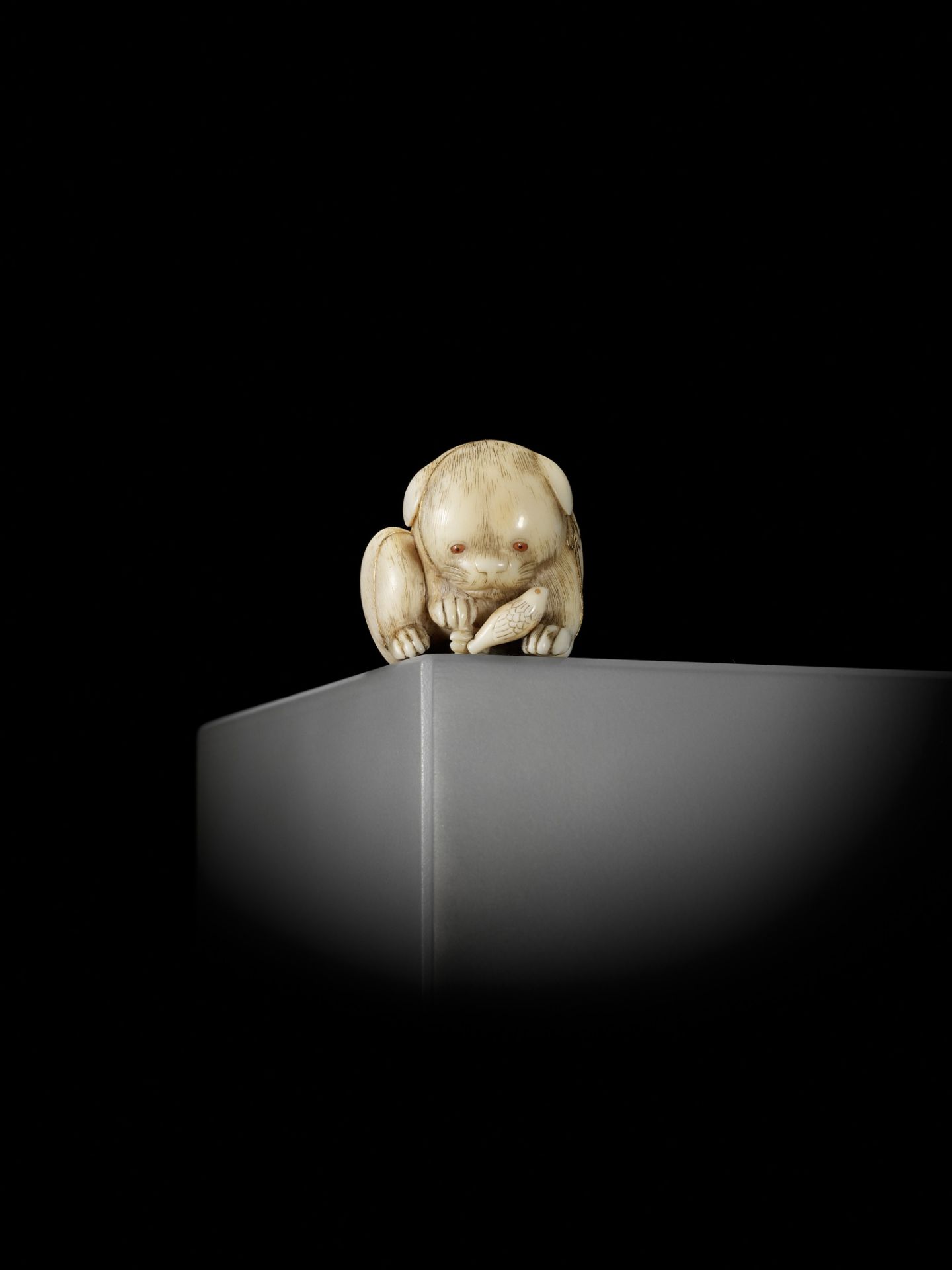 KAIGYOKUSAI MASATSUGU: A SUPERB IVORY NETSUKE OF A PUPPY WITH TOY BIRD - Bild 13 aus 16