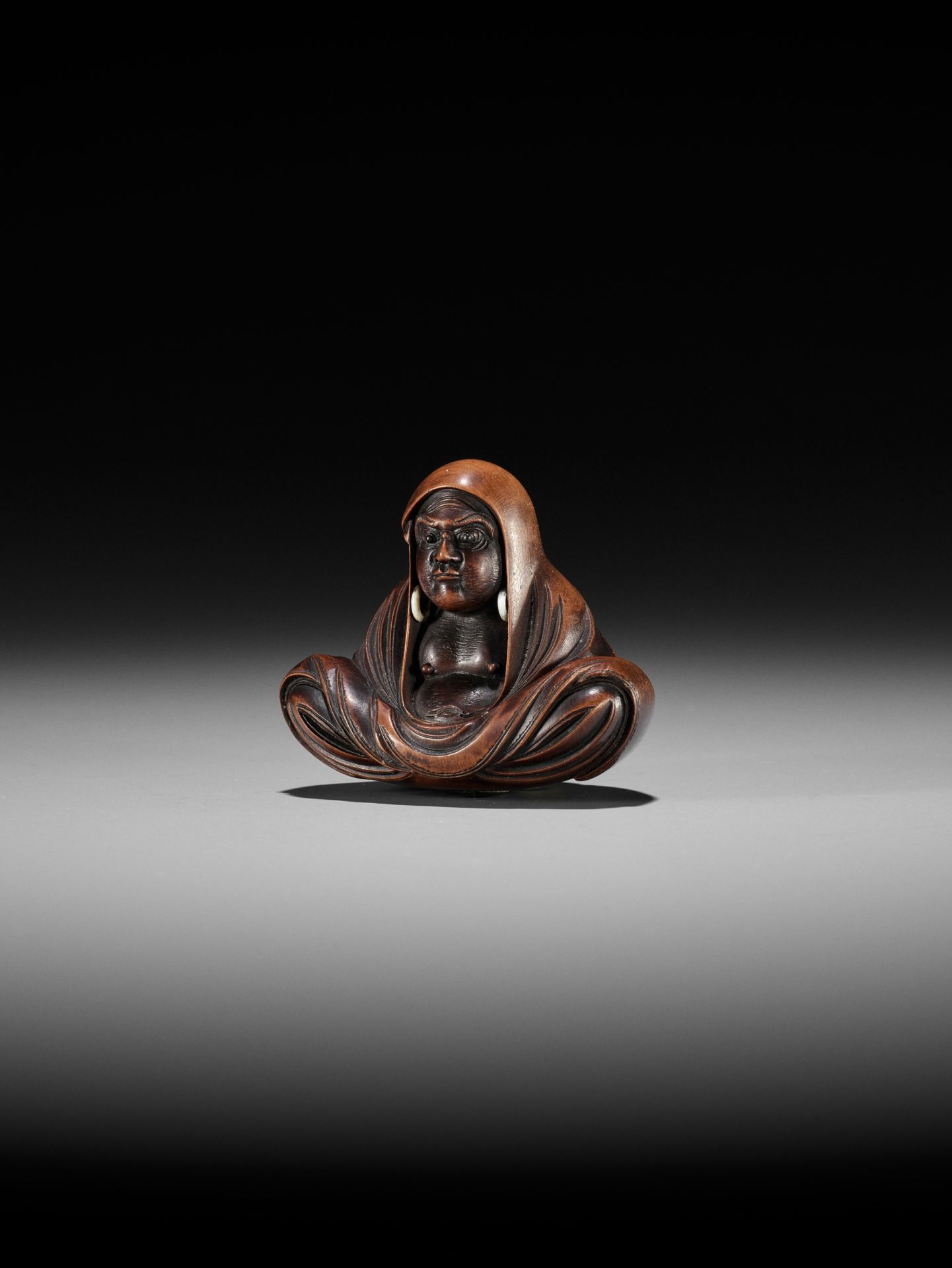 SHUGETSU SHIZAN: A LARGE WOOD NETSUKE OF DARUMA - Image 8 of 9