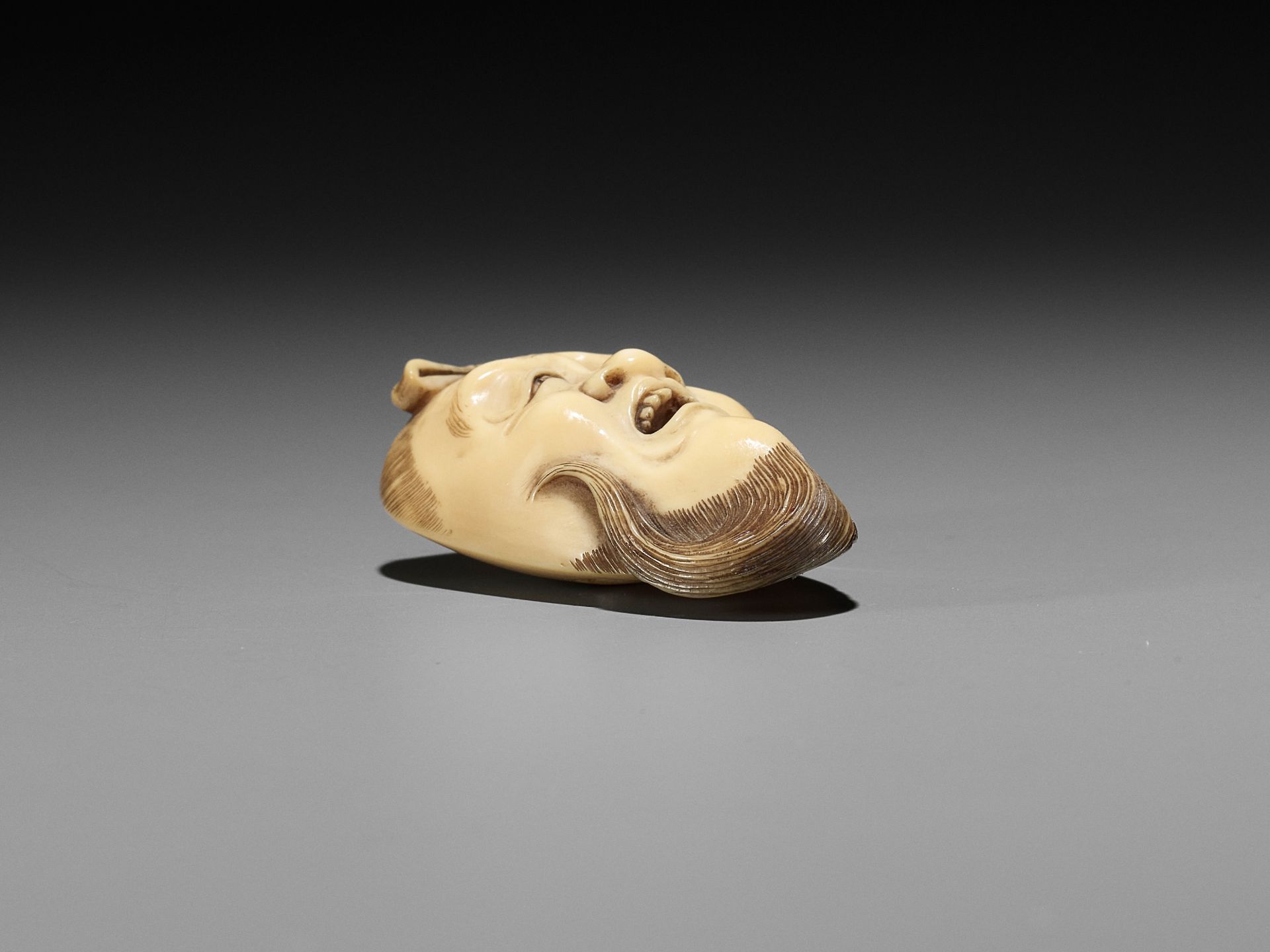 AN IVORY MASK NETSUKE DEPICTING OF AN OLD MAN (JO), ATTRIBUTED TO MITSUYUKI - Image 12 of 12