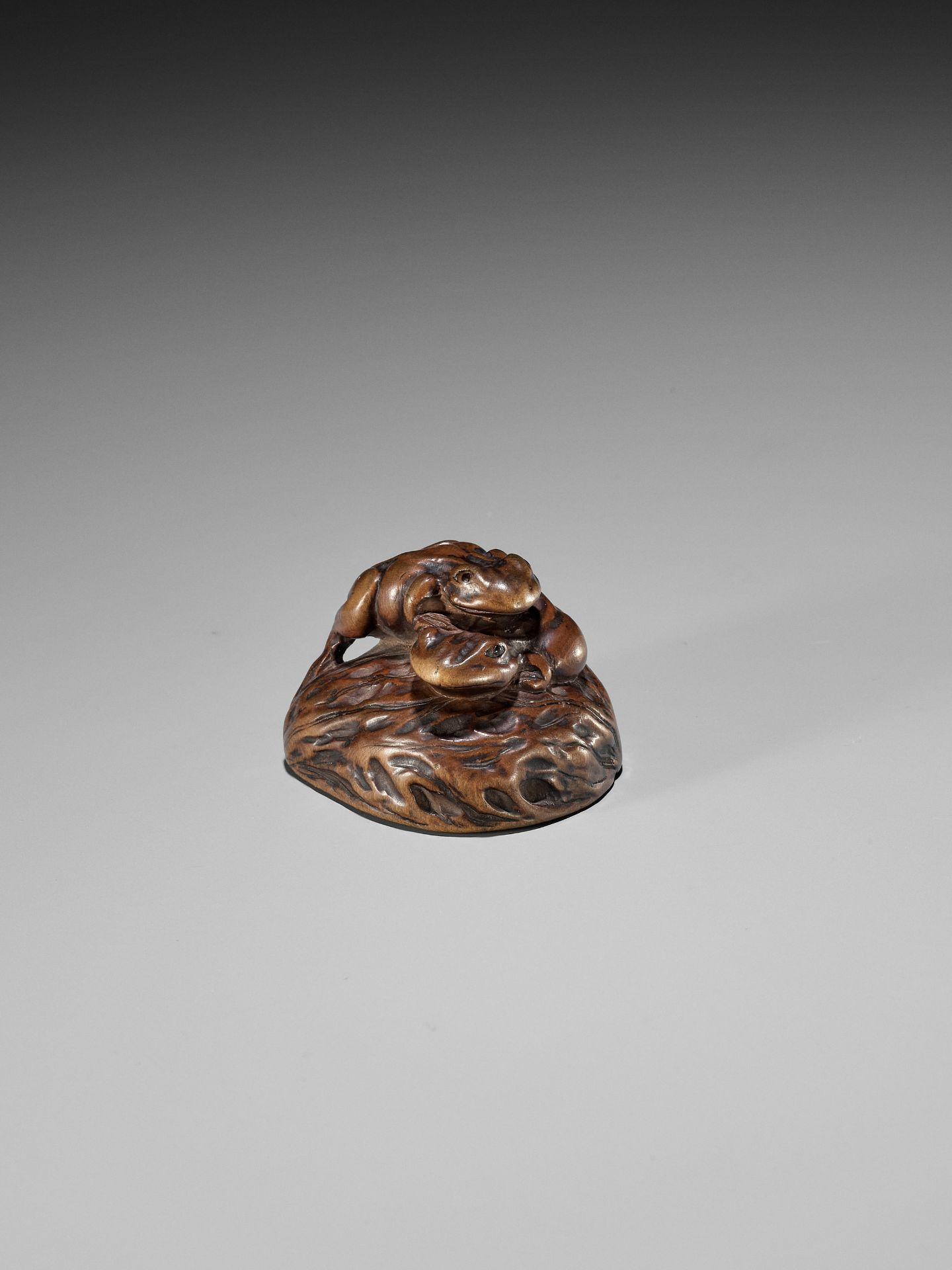 ISSAN: A WOOD NETSUKE OF TWO TOADS ON A WALNUT - Bild 6 aus 11