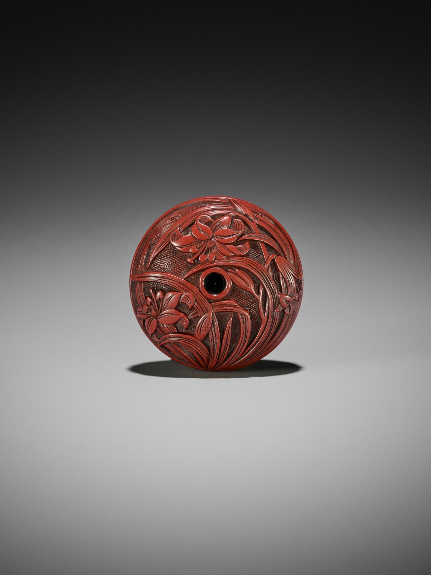 A FINE TSUISHU (CARVED RED LACQUER) MANJU NETSUKE WITH LILIES - Image 2 of 8