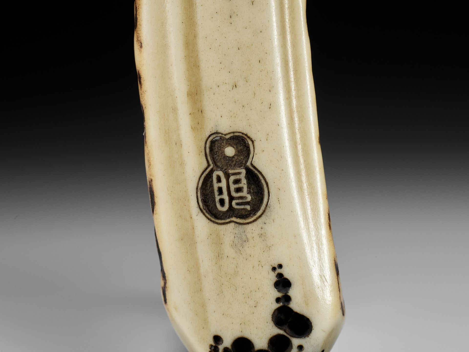 HAKUMIN: A SUPERB STAG ANTLER KISERUZUTSU WITH A BAKU - Image 6 of 10