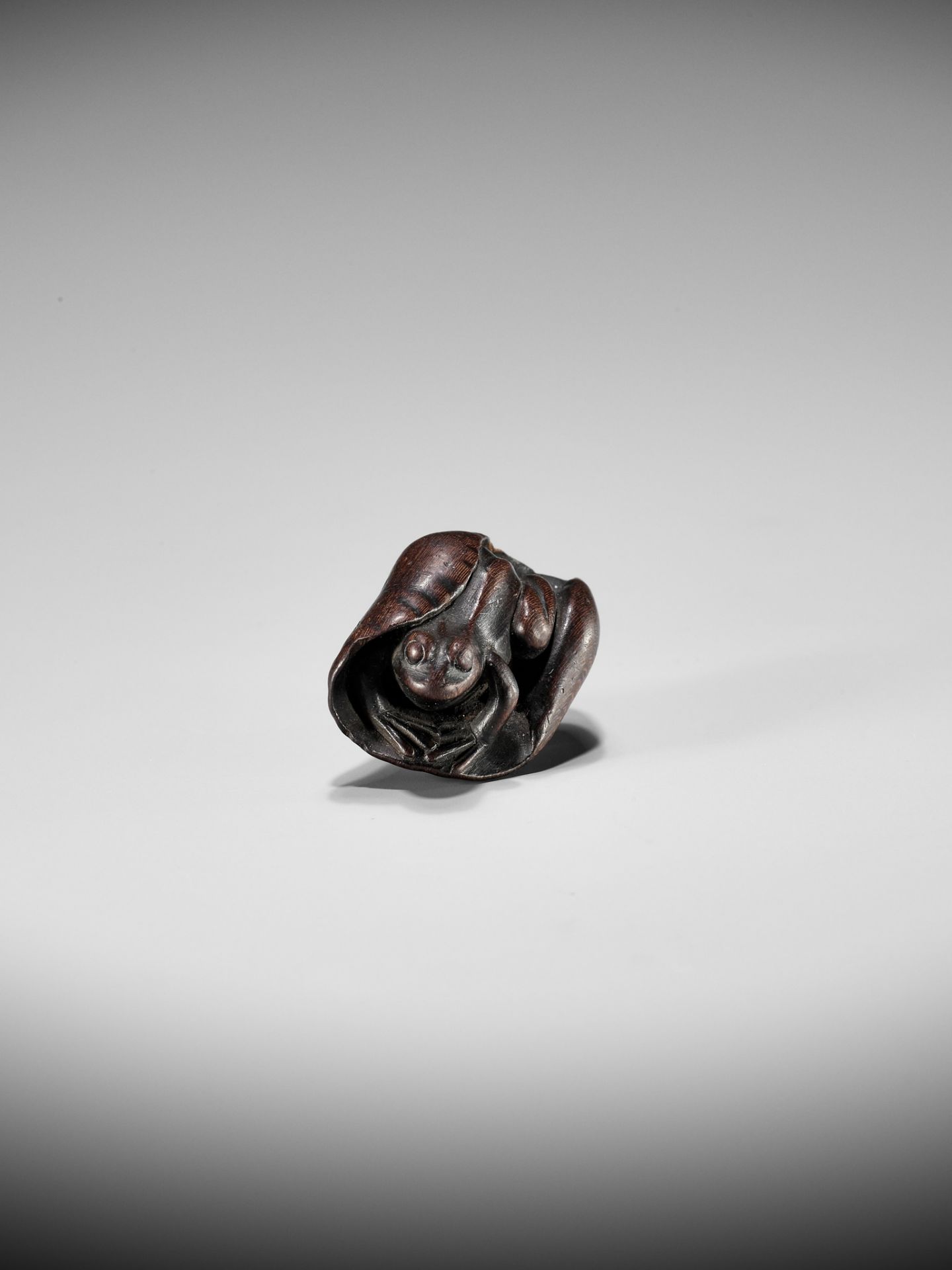 SHUGETSU: A WOOD NETSUKE OF A FROG ON A LOTUS LEAF - Bild 7 aus 9