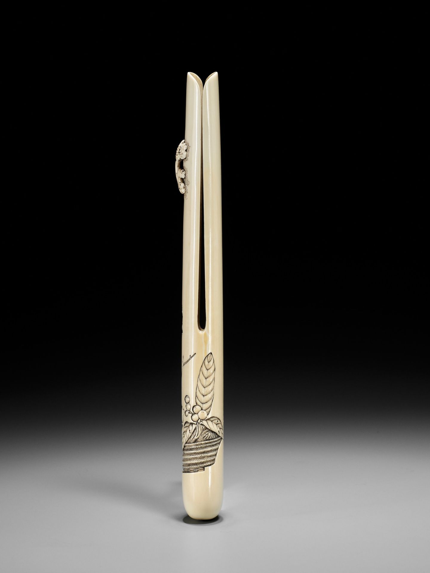 RENSAI: A RARE MARINE IVORY KISERUZUTSU WITH A BASKET OF FRUIT - Bild 6 aus 11