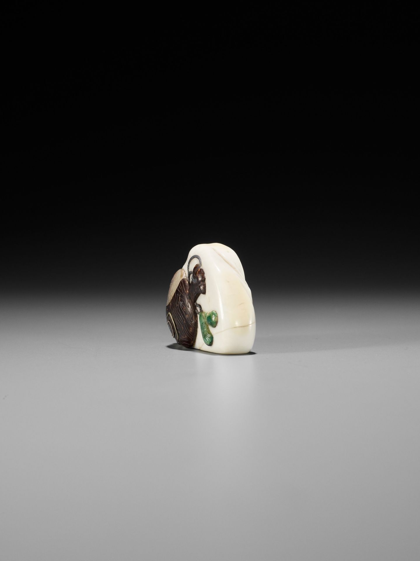 HOKOKU: A SHIBAYAMA-INLAID IVORY NETSUKE DEPICTING DAIKOKU - Image 7 of 11