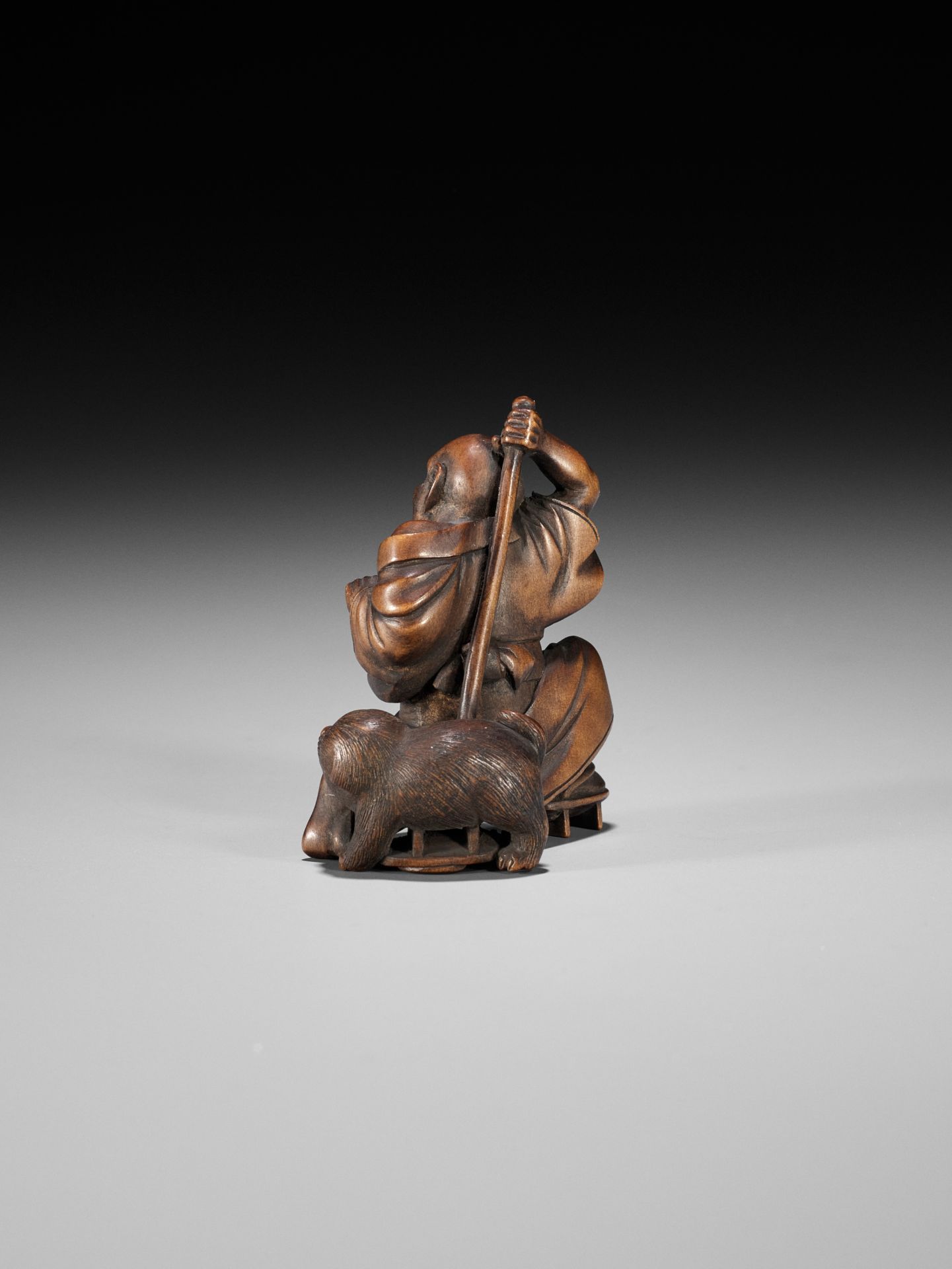 SHOKO: AN AMUSING WOOD NETSUKE OF A BLINDMAN AND PUPPY - Bild 7 aus 12