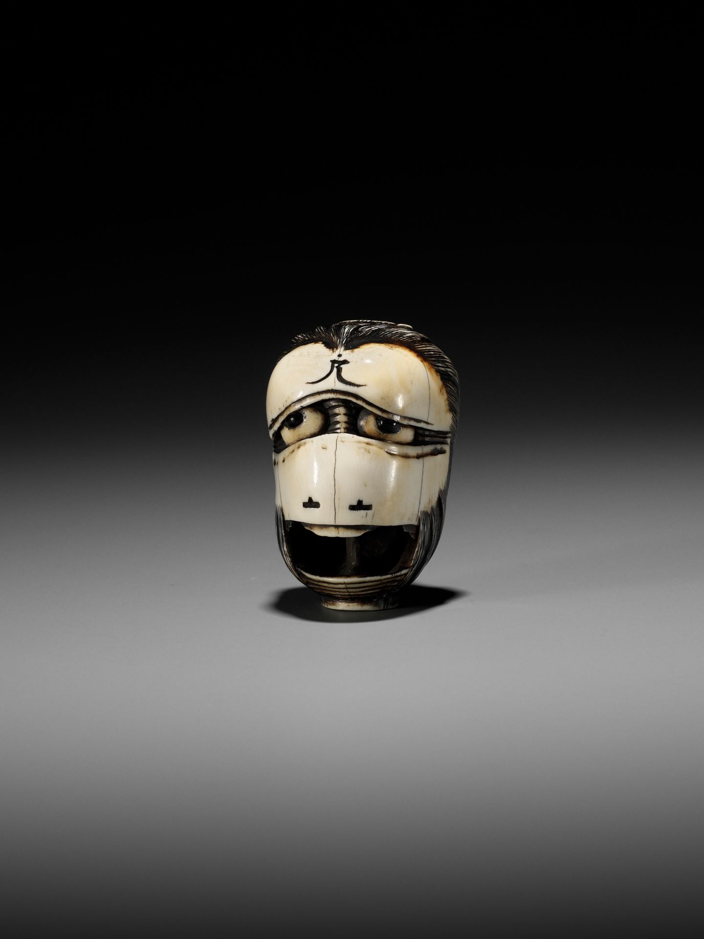 MITSUHIRO: A RARE AND IMPORTANT IVORY NETSUKE OF THE GHOST OF OIWA AS A CHOCHIN (LANTERN) - Bild 7 aus 14