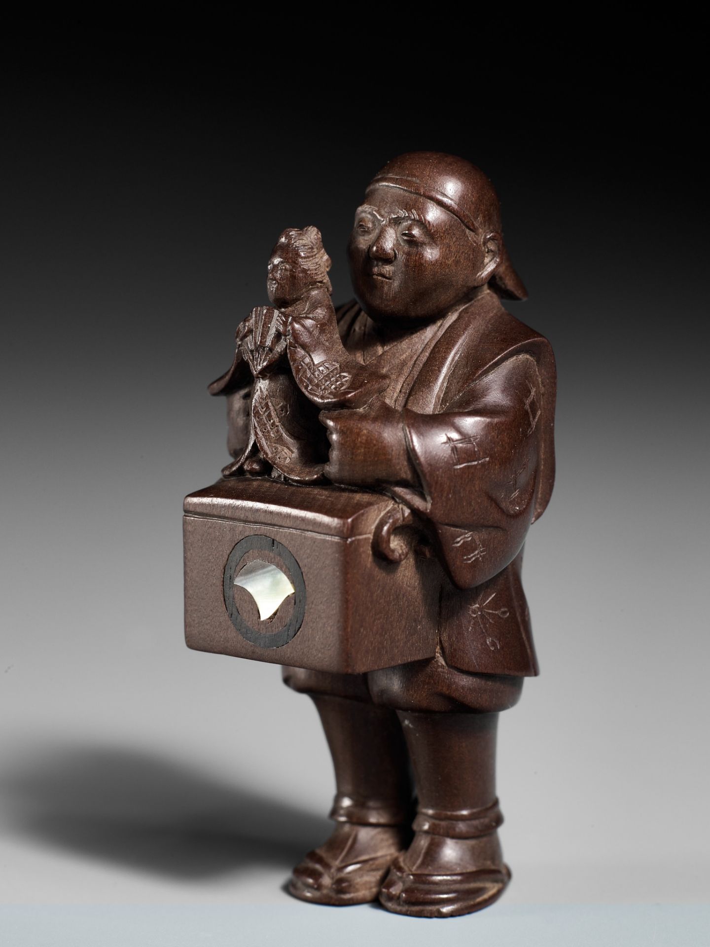 SOZAN: A VERY FINE SO SCHOOL WOOD NETSUKE OF A PUPPETEER