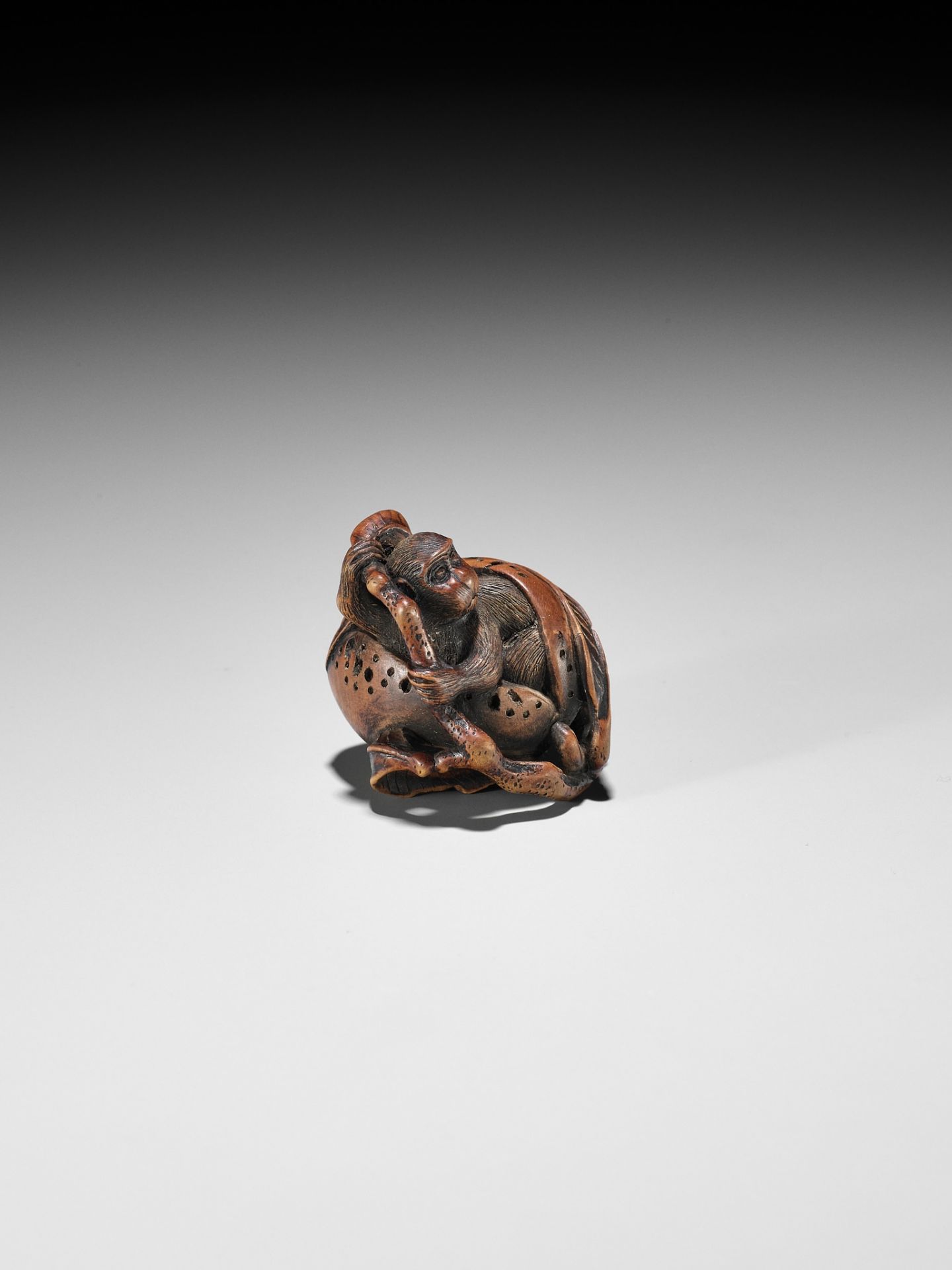 TOYOSHIMA: A FINE WOOD NETSUKE OF A MONKEY EMERGING FROM A PEACH - Bild 10 aus 13