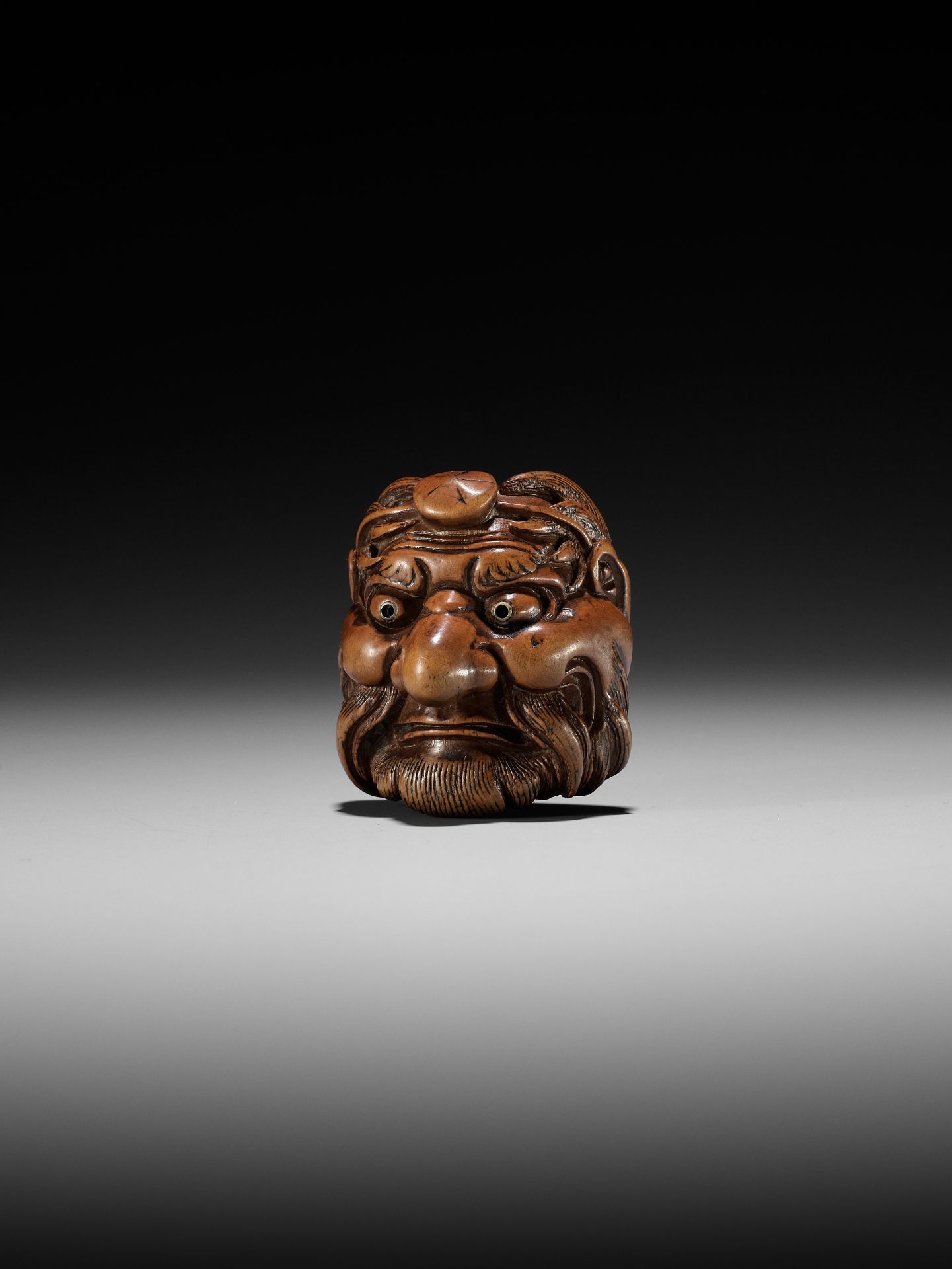 HIDARI ISSAN: A RARE WOOD MASK NETSUKE OF SOJOBO, THE TENGU KING OF MOUNT KURAMA - Bild 5 aus 10