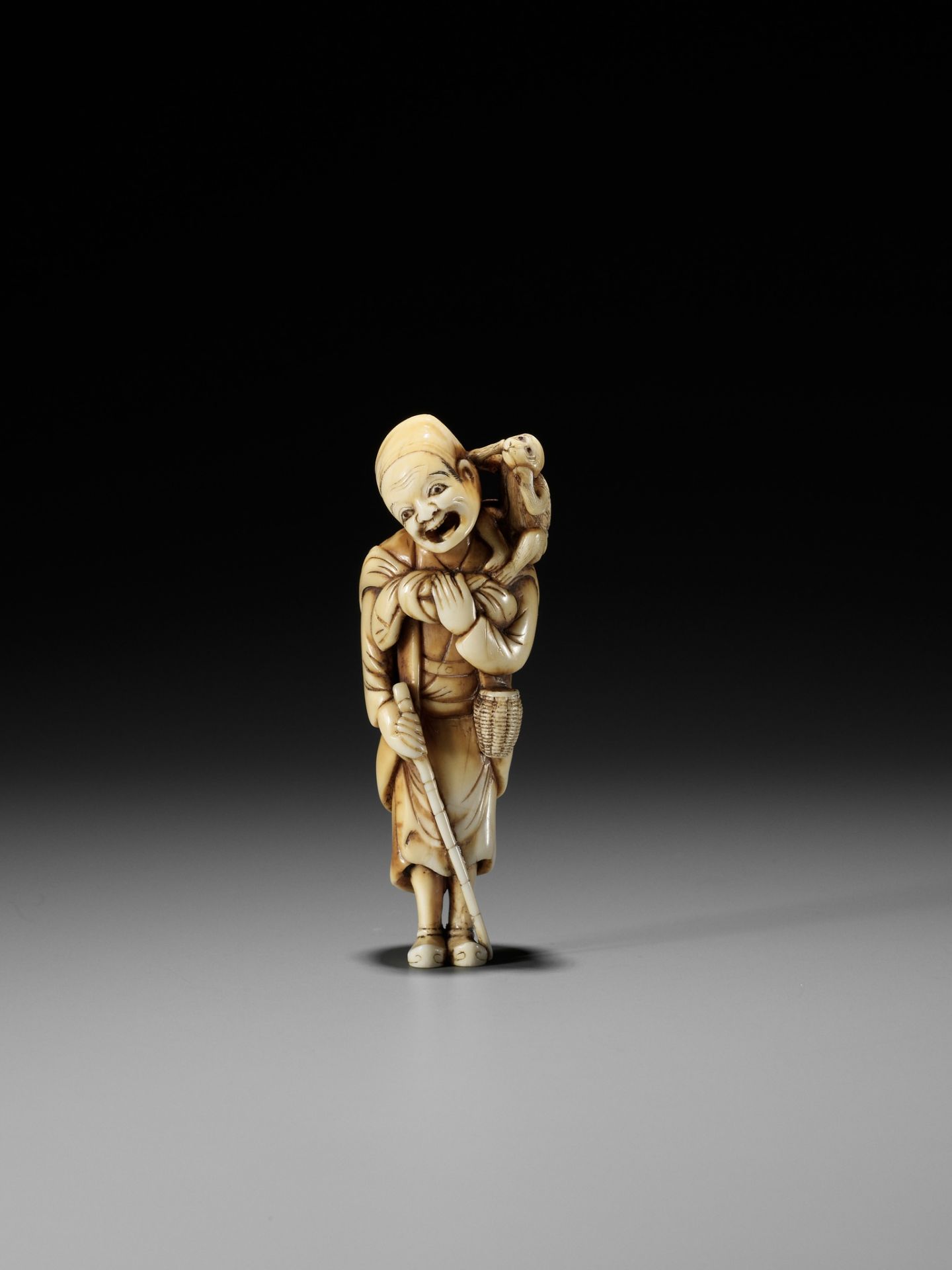 A SUPERB IVORY NETSUKE OF A SARUMAWASHI, ATTRIBUTED TO GECHU - Bild 2 aus 10