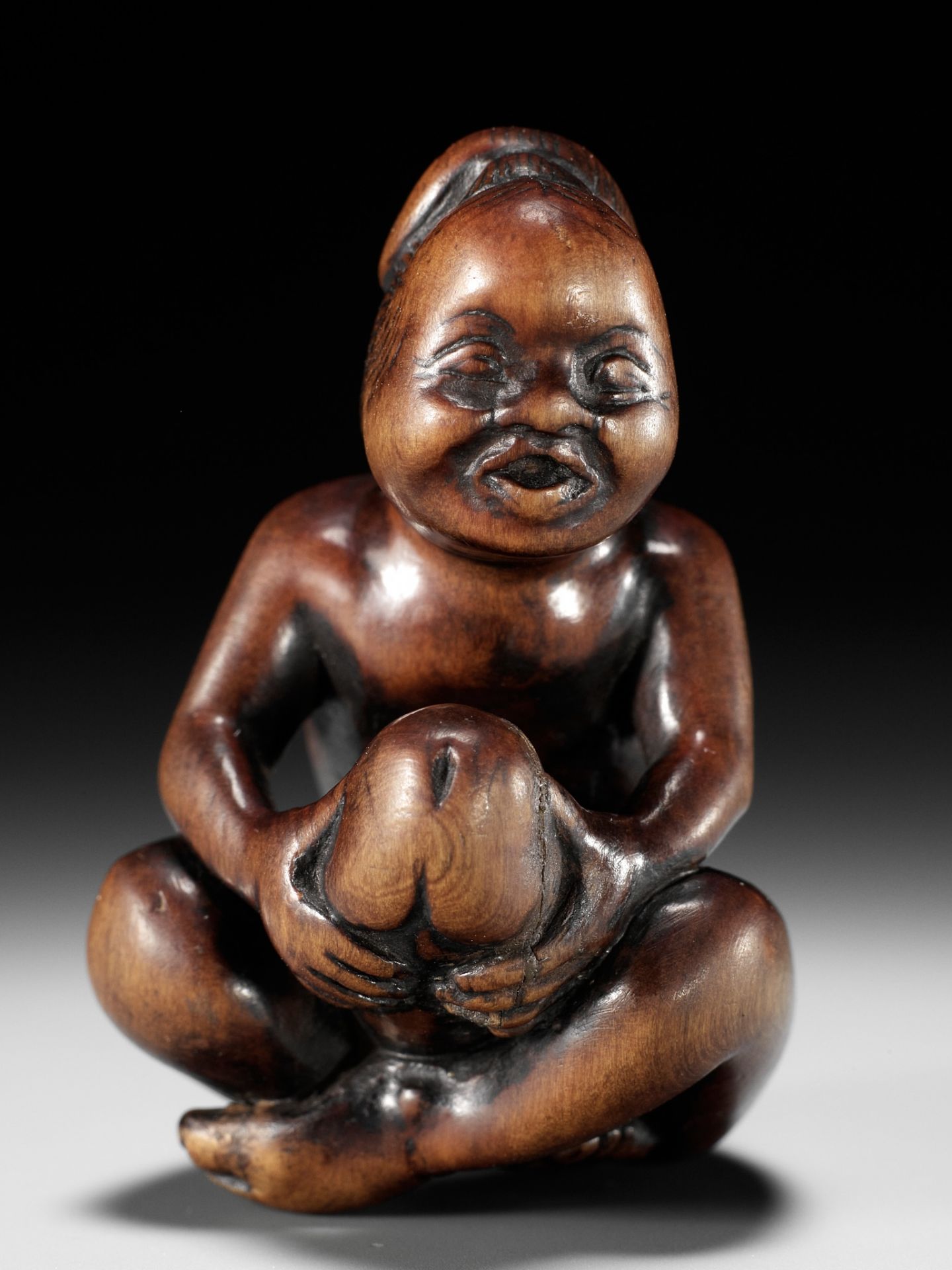 A SUPERB WOOD SHUNGA NETSUKE OF A MAN WITH OKAME MASK - Image 14 of 14