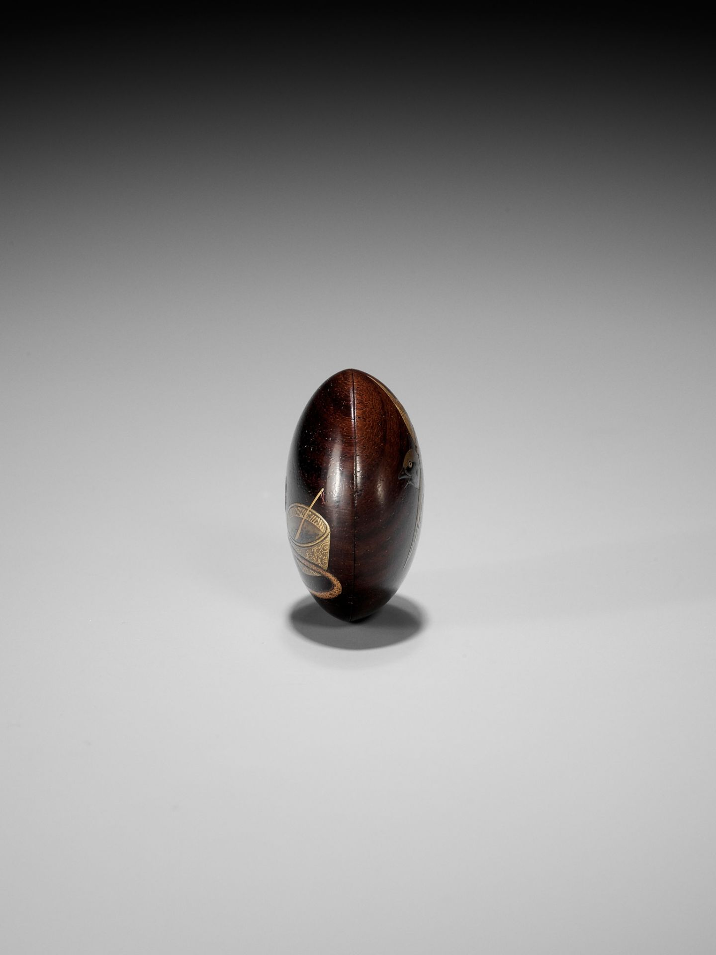 IKESHIMA YOSHINORI: A LACQUER MANJU NETSUKE DEPICTING THE TONGUE CUT SPARROW - Bild 6 aus 8