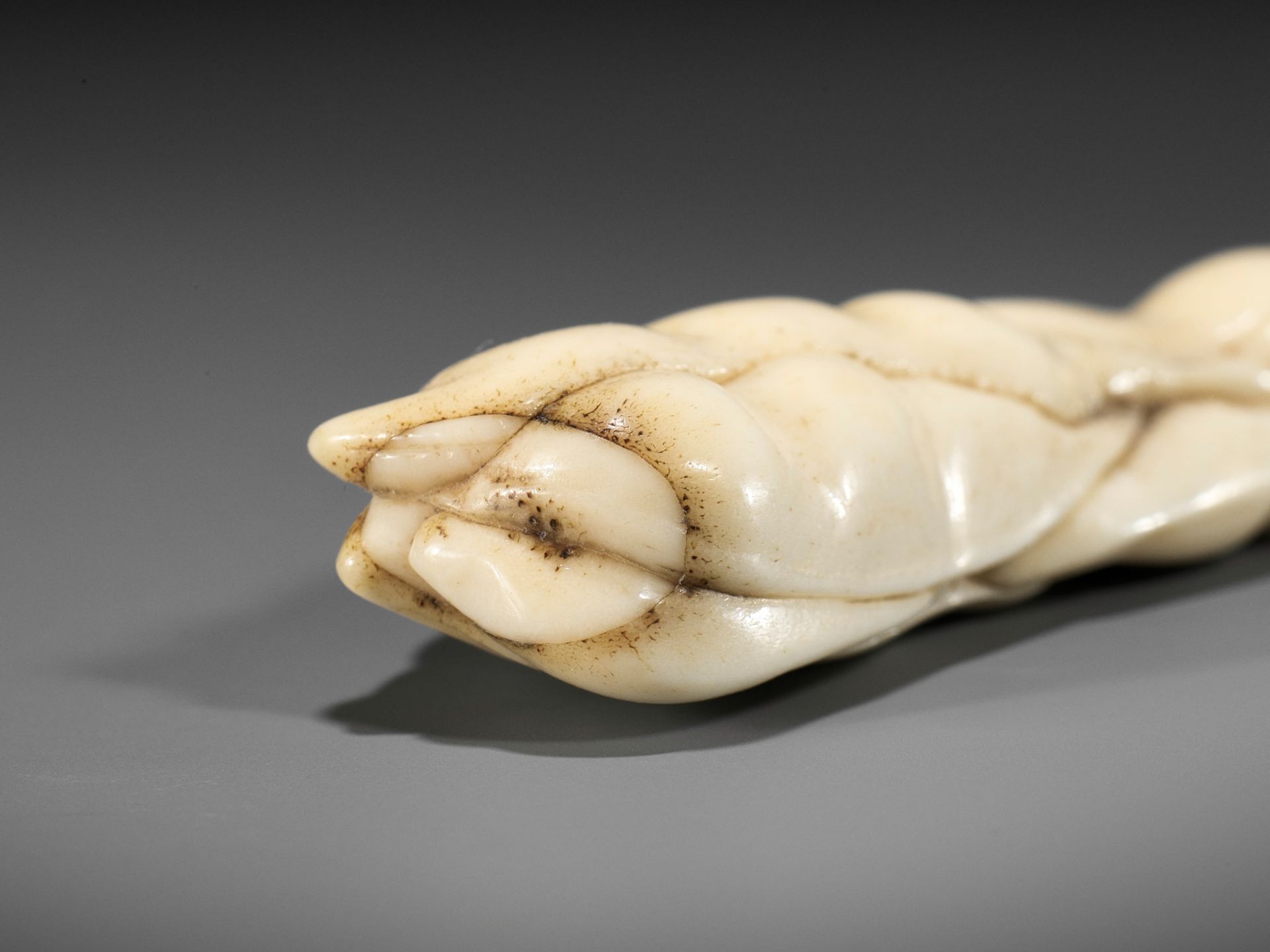 A SUPERB STAG ANTLER NETSUKE OF EDAMAME BEAN-PODS - Image 3 of 9