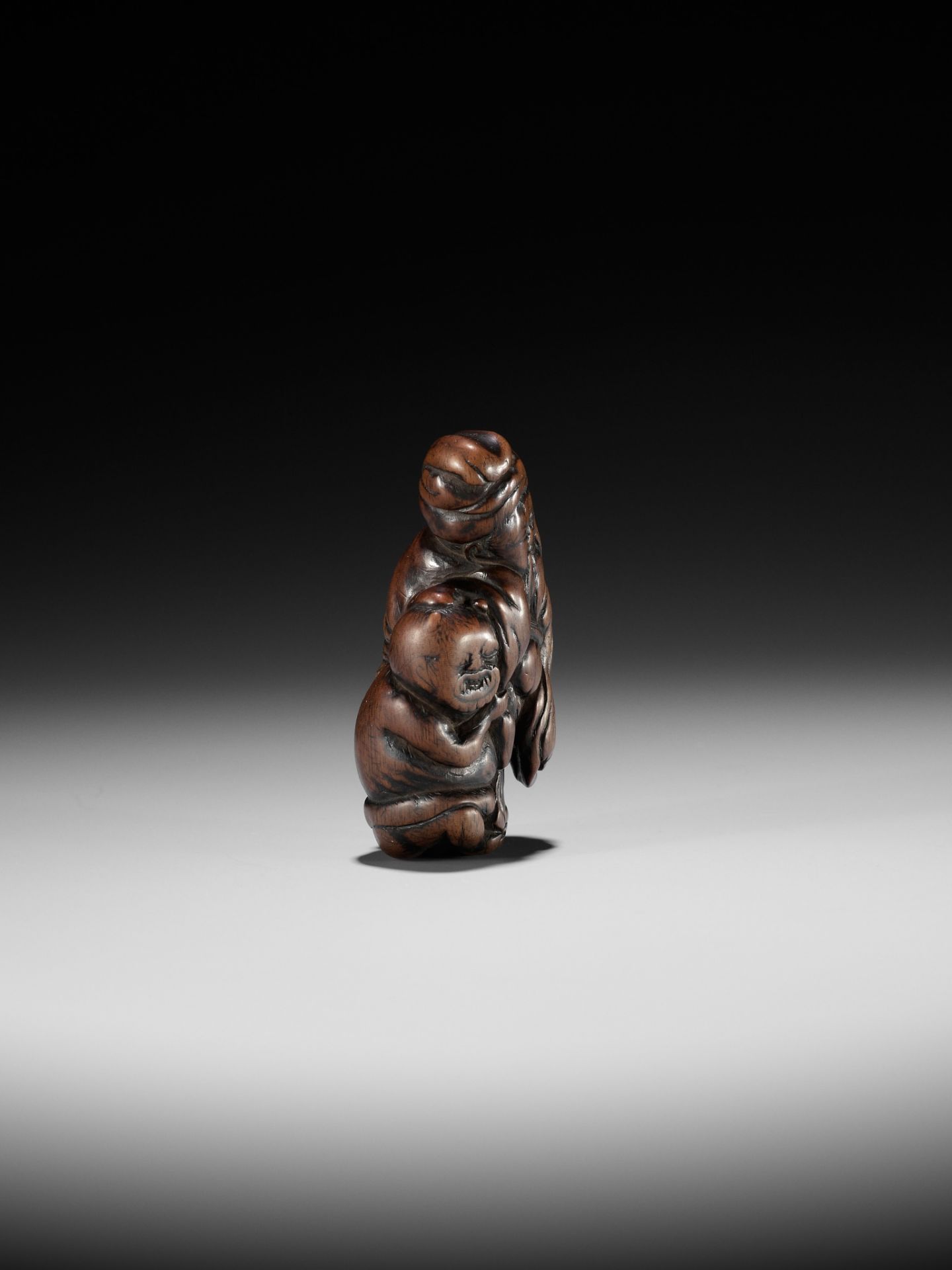 A SUPERB WOOD NETSUKE OF SHOKI AND ONI - Bild 10 aus 12