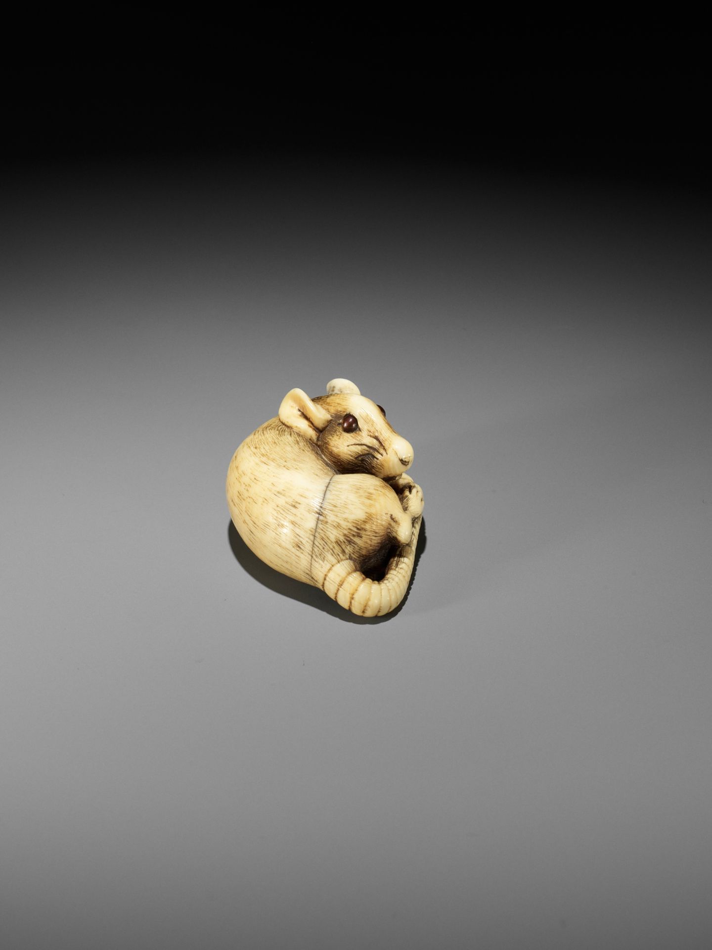 A FINE KYOTO SCHOOL IVORY NETSUKE OF A RAT - Bild 8 aus 11