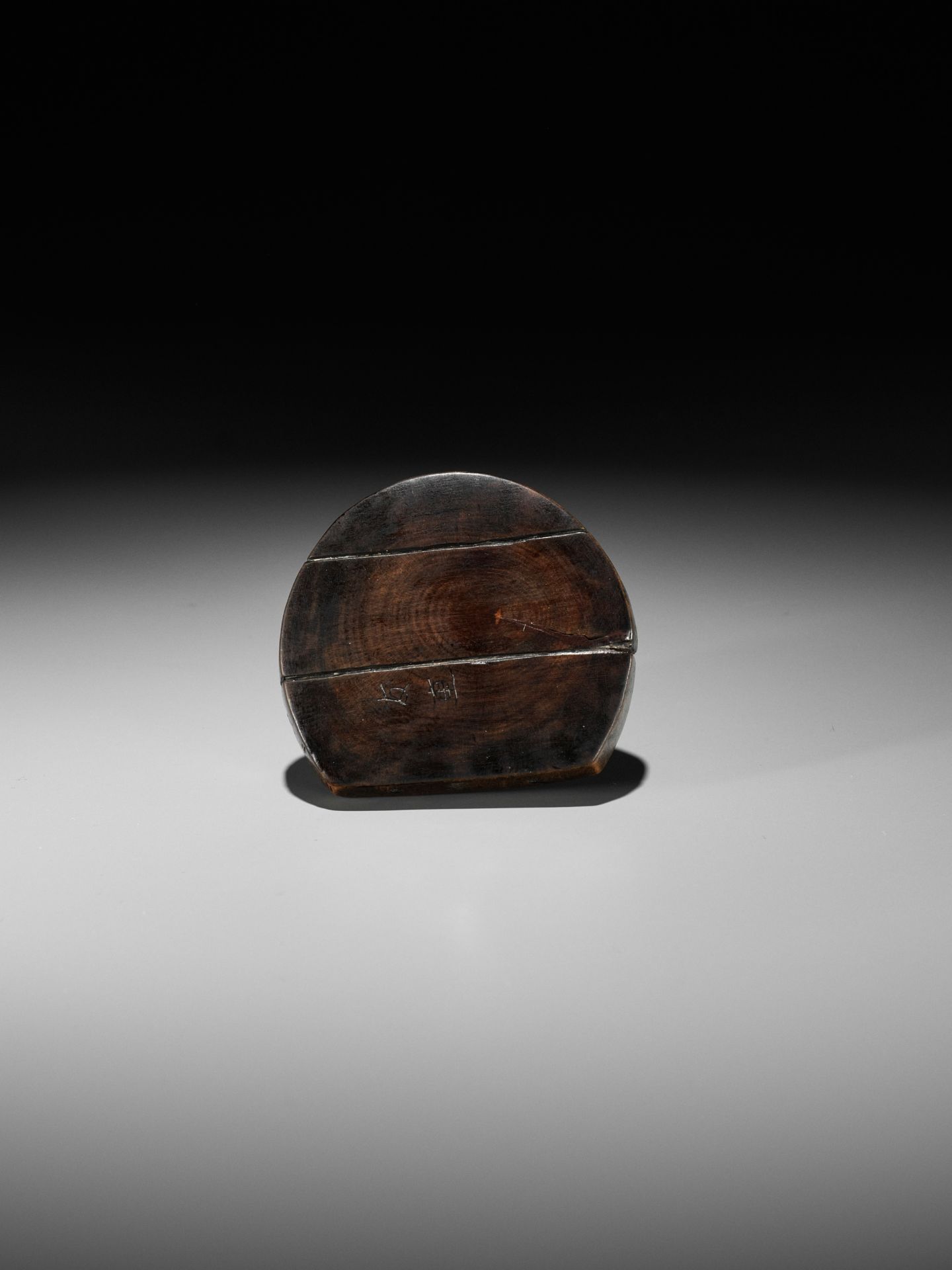 TOMOSHIGE: A RARE WOOD NETSUKE OF A SNAIL ON A WELL BUCKET COVER - Bild 12 aus 13