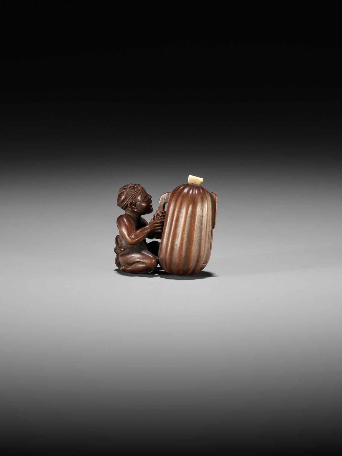 SHUGETSU SHIZAN: A FINE WOOD NETSUKE OF A MAN CUTTING A GIGANTIC GOURD - Image 7 of 11