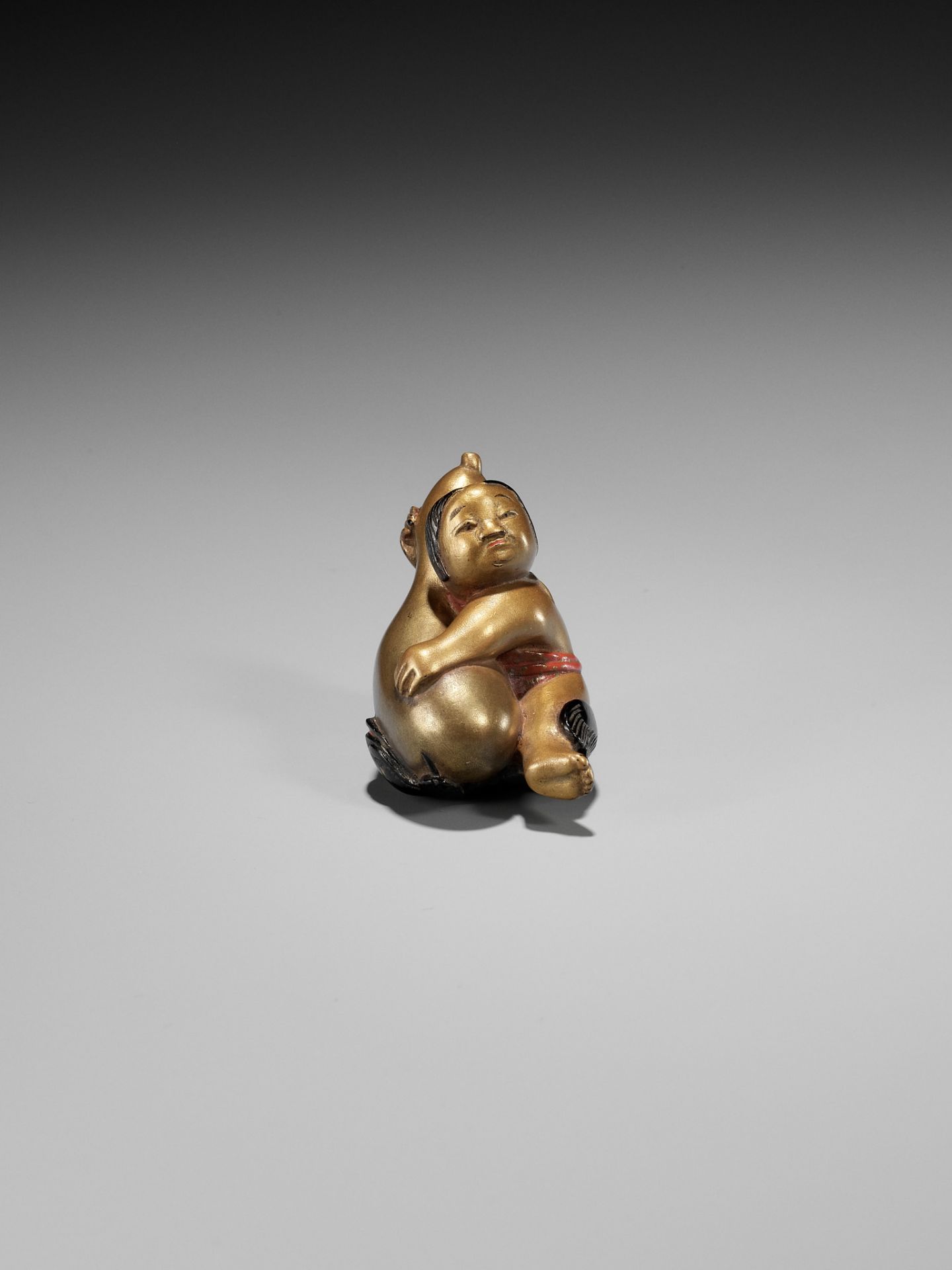 A RARE GOLD LACQUER NETSUKE OF A GOSHO NINGYO DOLL AS KADORI MYOJIN - Image 8 of 10