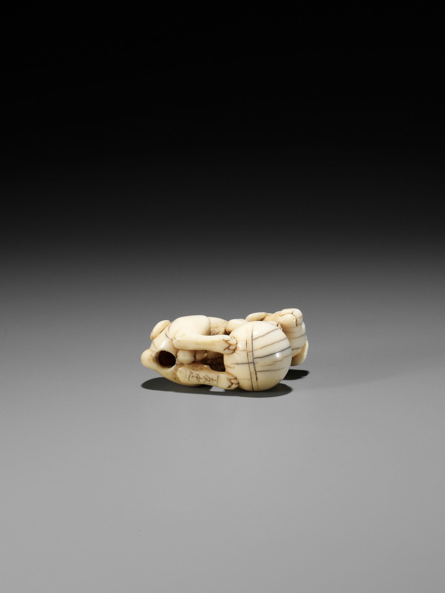 TOMOTADA: AN IVORY NETSUKE OF A DOG WITH BALL - Bild 10 aus 12