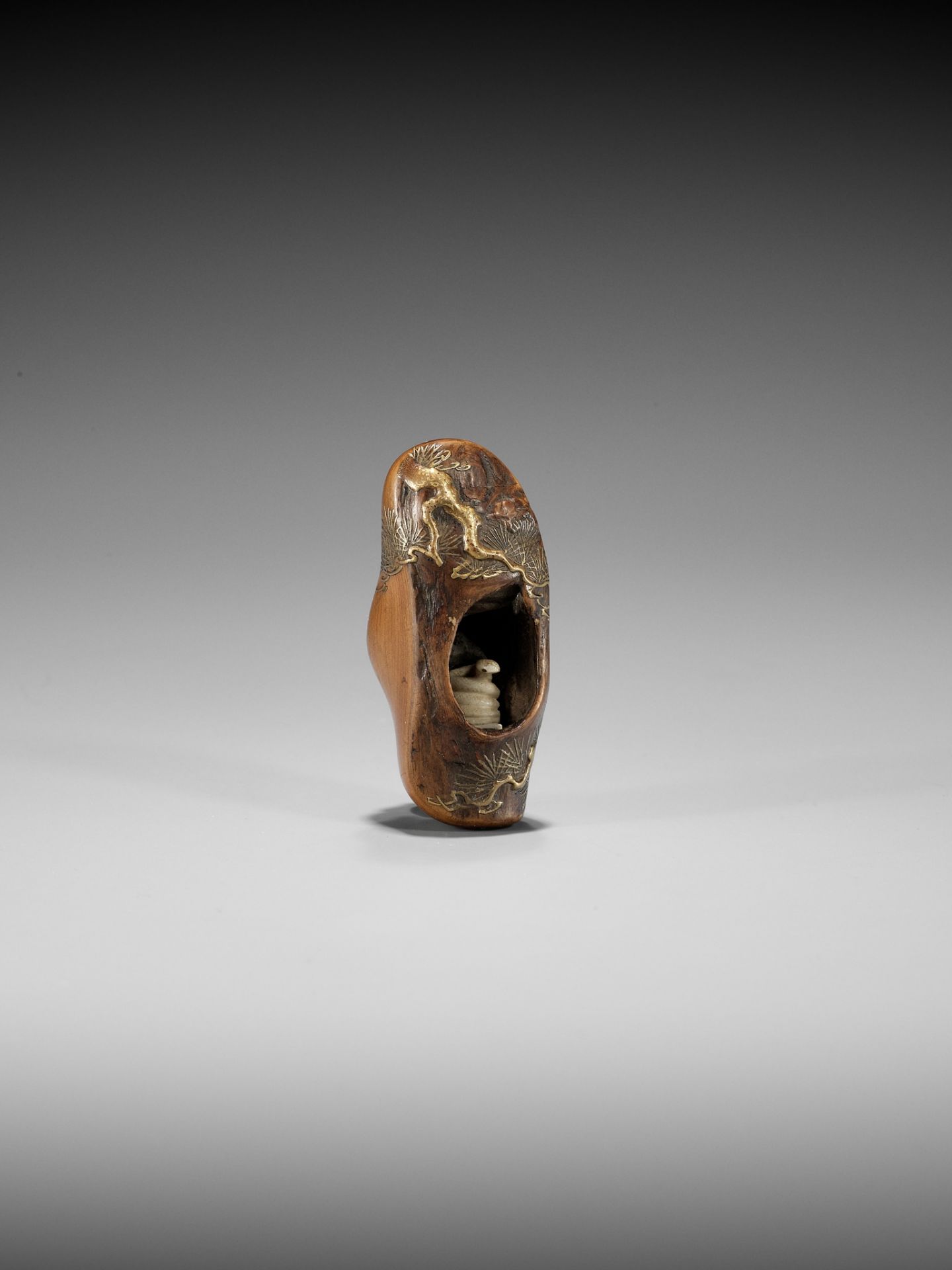 TOYO: A RARE AND UNUSUAL LACQUERED ROOT WOOD NETSUKE OF A SNAKE INSIDE A PINE TREE - Bild 2 aus 10