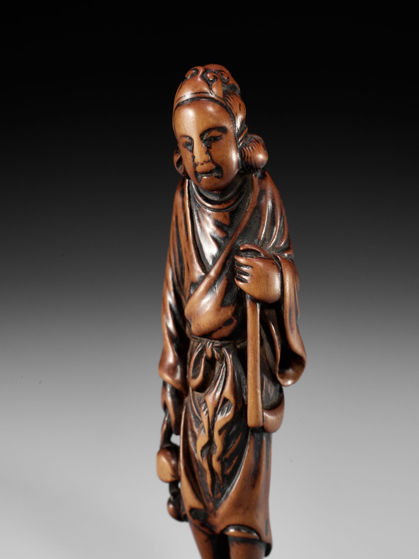 A SUPERB TALL WOOD NETSUKE OF SEIOBO - Bild 7 aus 13