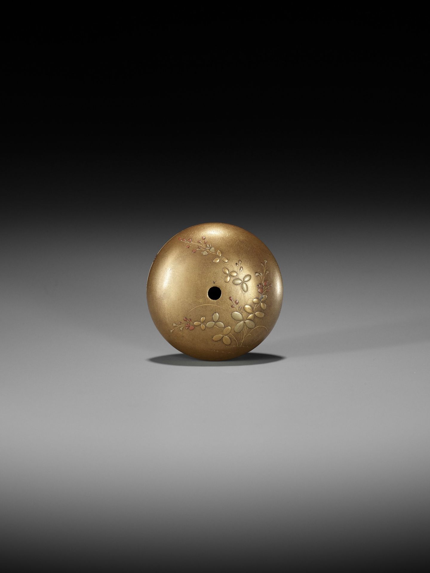 HOGETSU: A RARE GOLD LACQUER MANJU NETSUKE WITH QUAILS AND AUTUMN GRASSES - Image 4 of 10