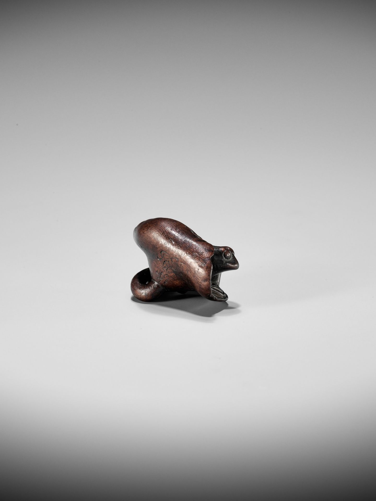 SHUGETSU: A WOOD NETSUKE OF A FROG ON A LOTUS LEAF - Bild 6 aus 9