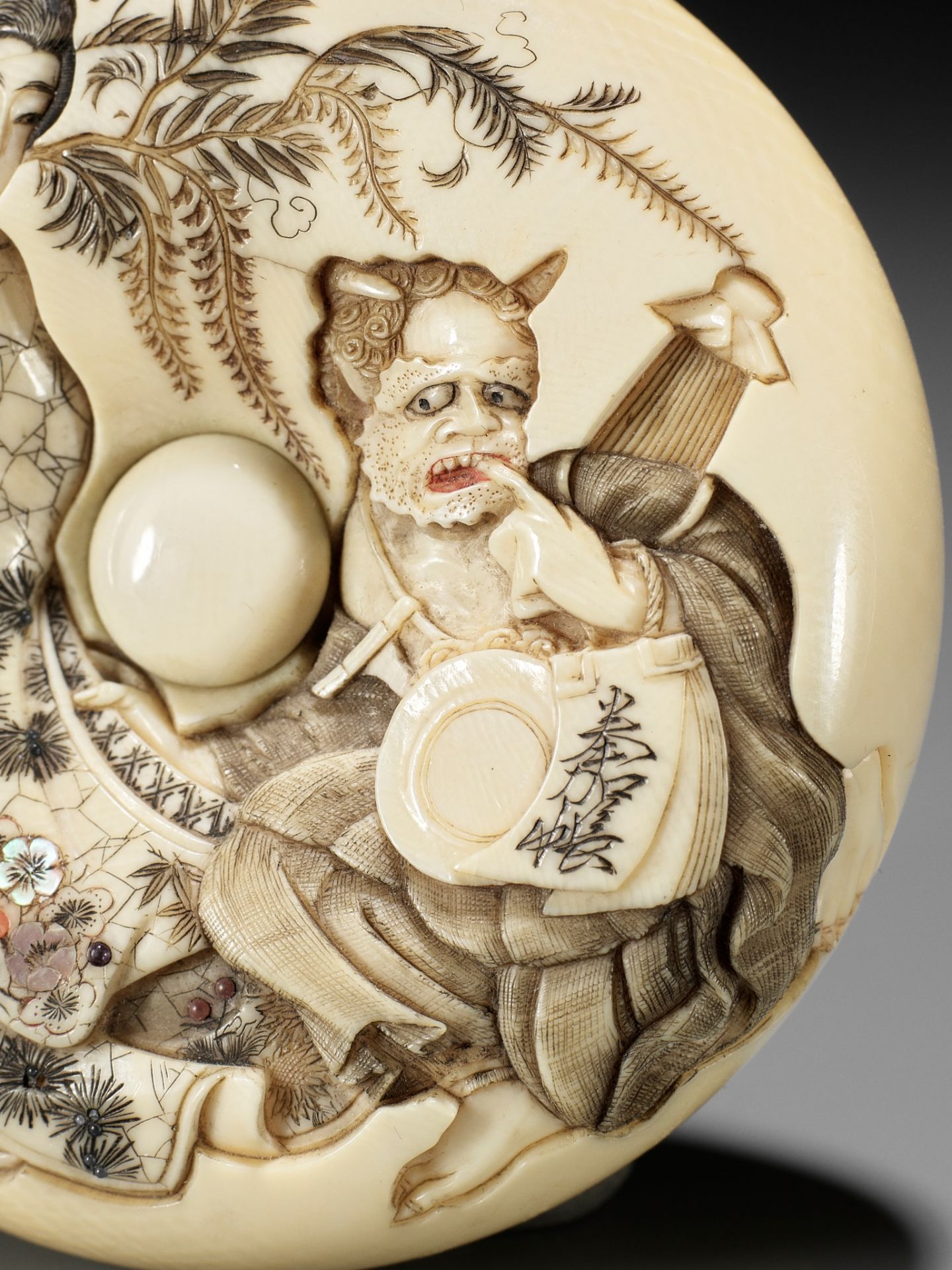 KIKUGAWA: A LARGE IVORY MANJU NETSUKE WITH OTSU-E MOTIF - Bild 4 aus 13