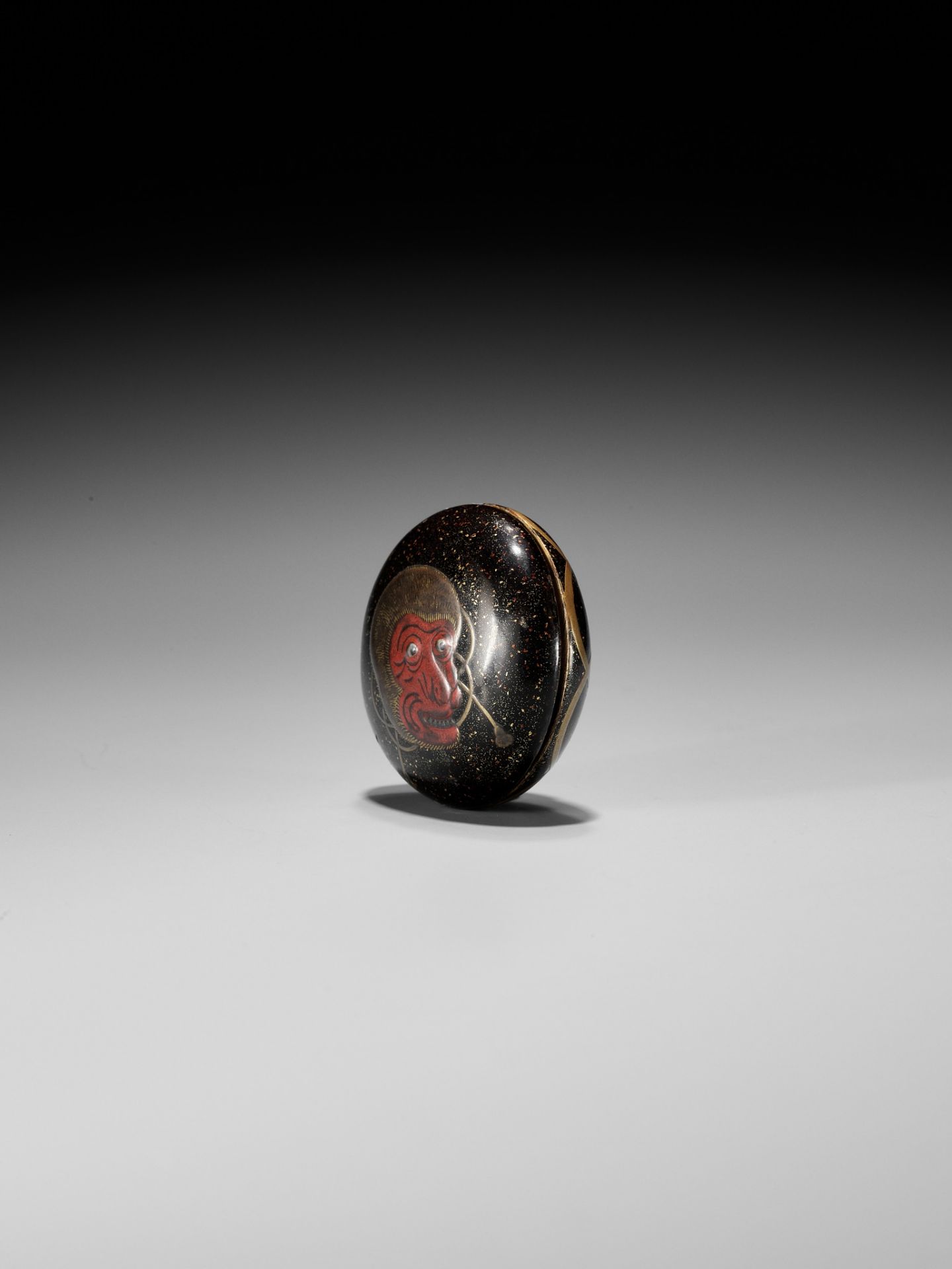 KOMA: A LARGE LACQUER MANJU NETSUKE WITH SARU MASK - Bild 3 aus 8