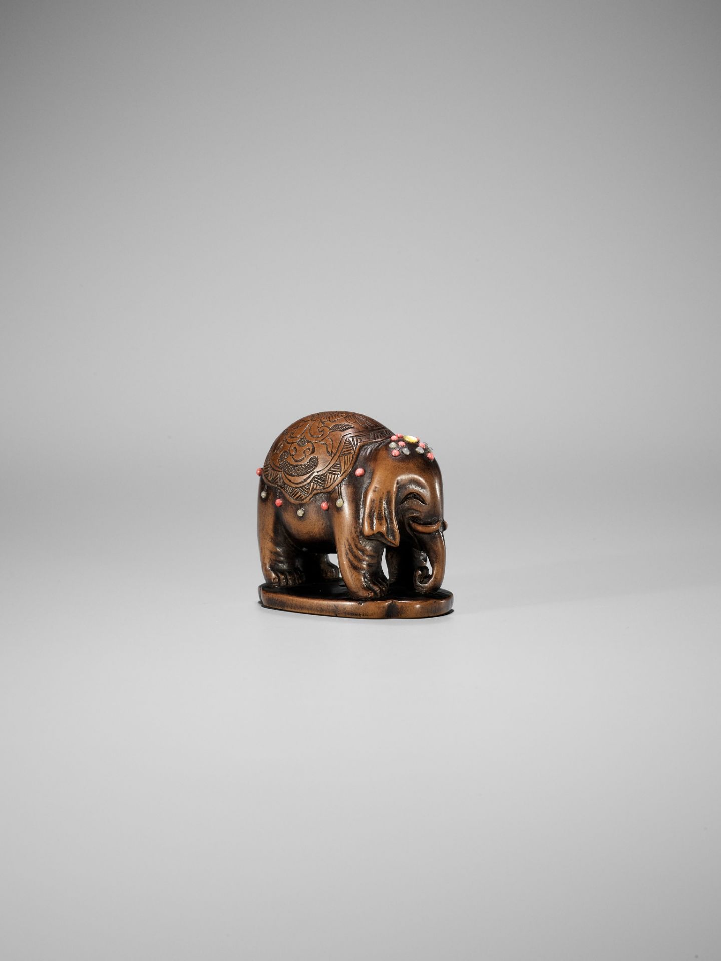 A RARE SHIBAYAMA-INLAID WOOD NETSUKE OF A CAPARISONED ELEPHANT - Image 6 of 9