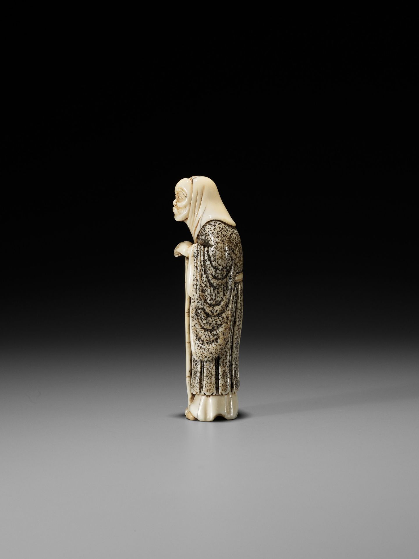 A RARE IVORY NETSUKE OF AN ACTOR IN THE ROLE OF THE FOX PRIEST (HAKUZOSU) - Image 6 of 13